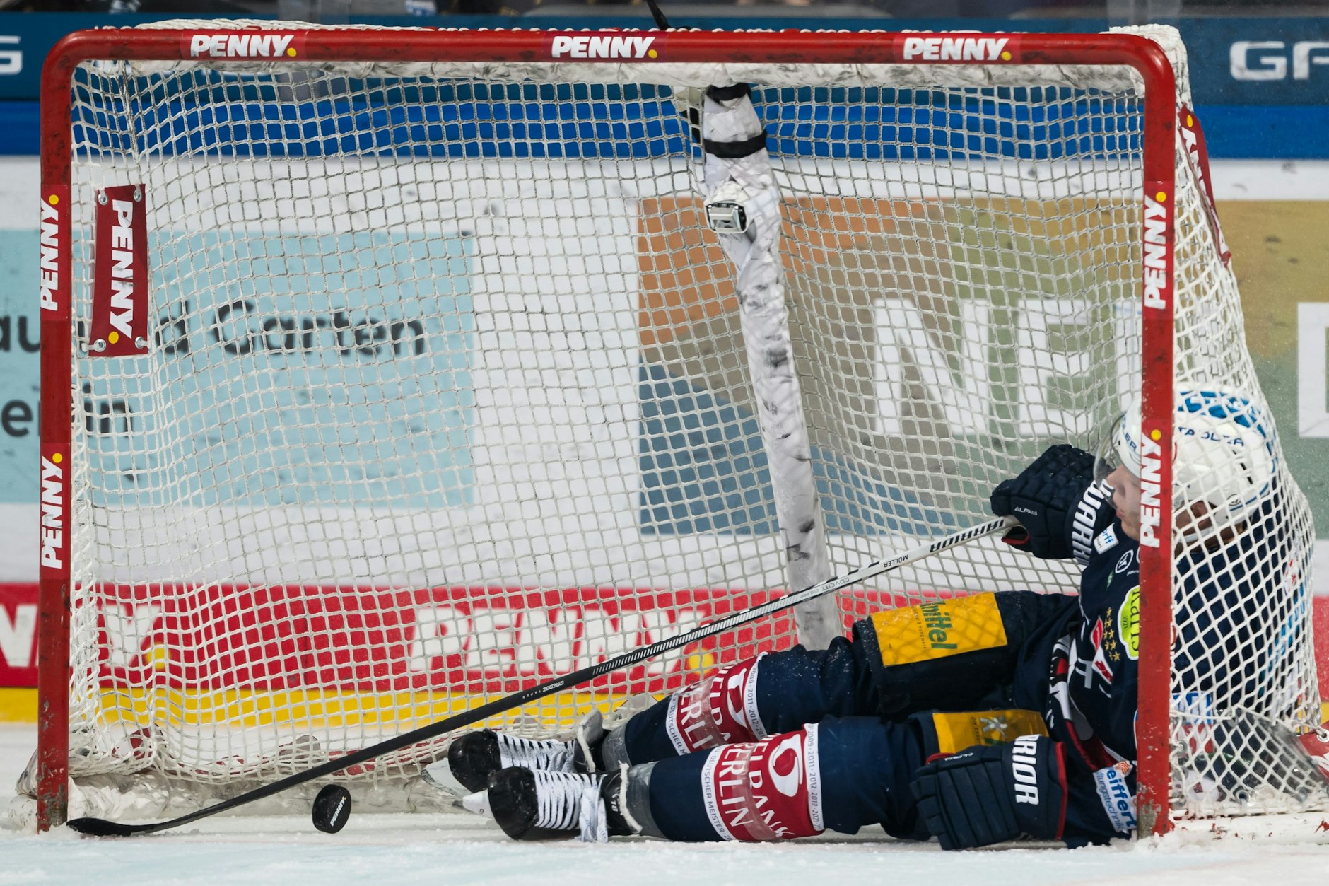 Da ist die Pleite perfekt: Jonas Müller kann das 1:3 ins leere Tor nicht verhindern. Puck drin, Eisbär im Netz, Deckel drauf.