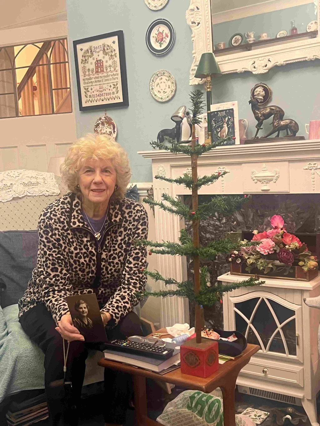 „Bescheidenster Weihnachtsbaum der Welt“ für 4000 Euro versteigert
