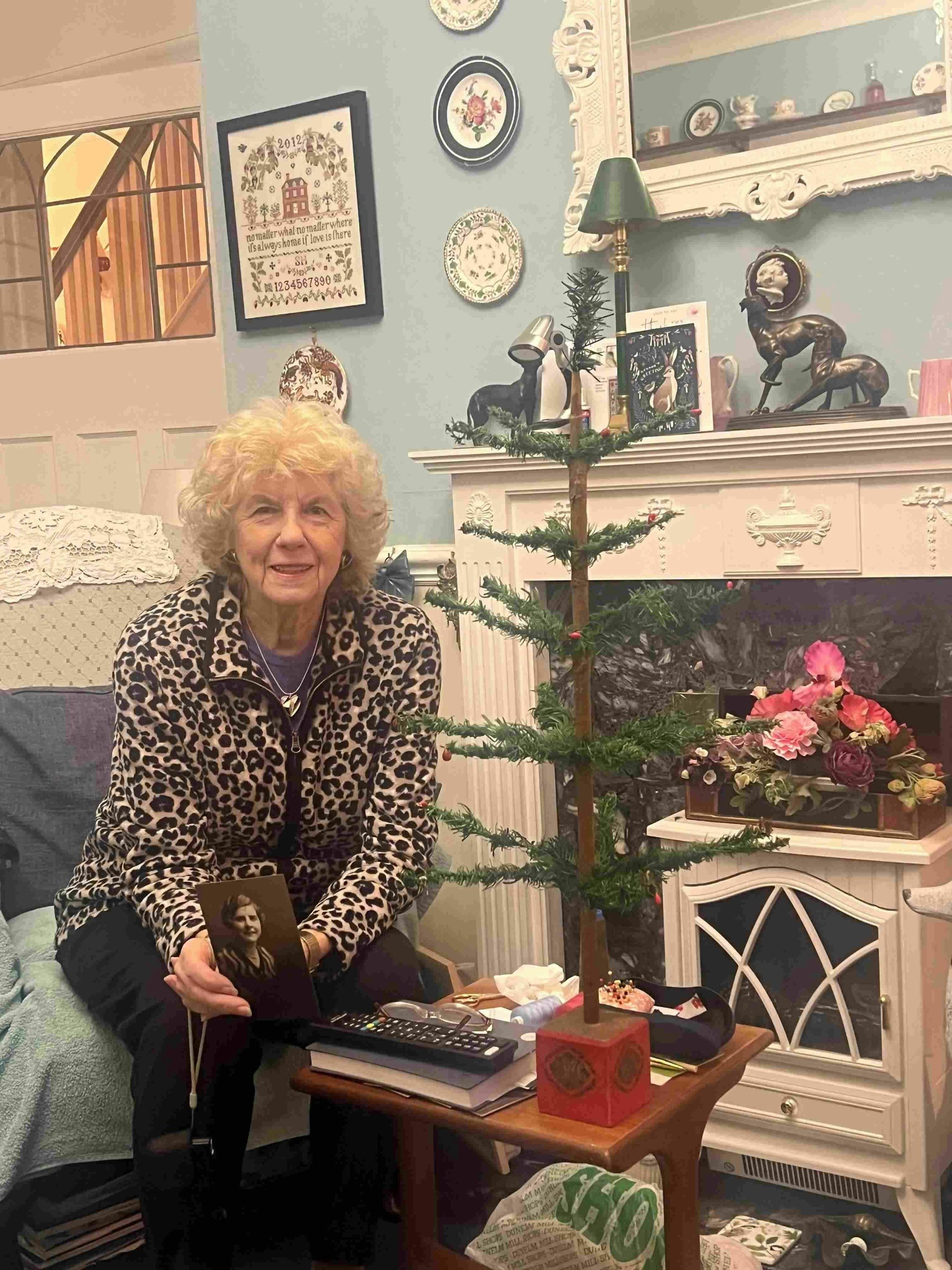 Dorothy Grants Tochter Shirley Hall mit dem Weihnachtsbaum ihrer Mutter.