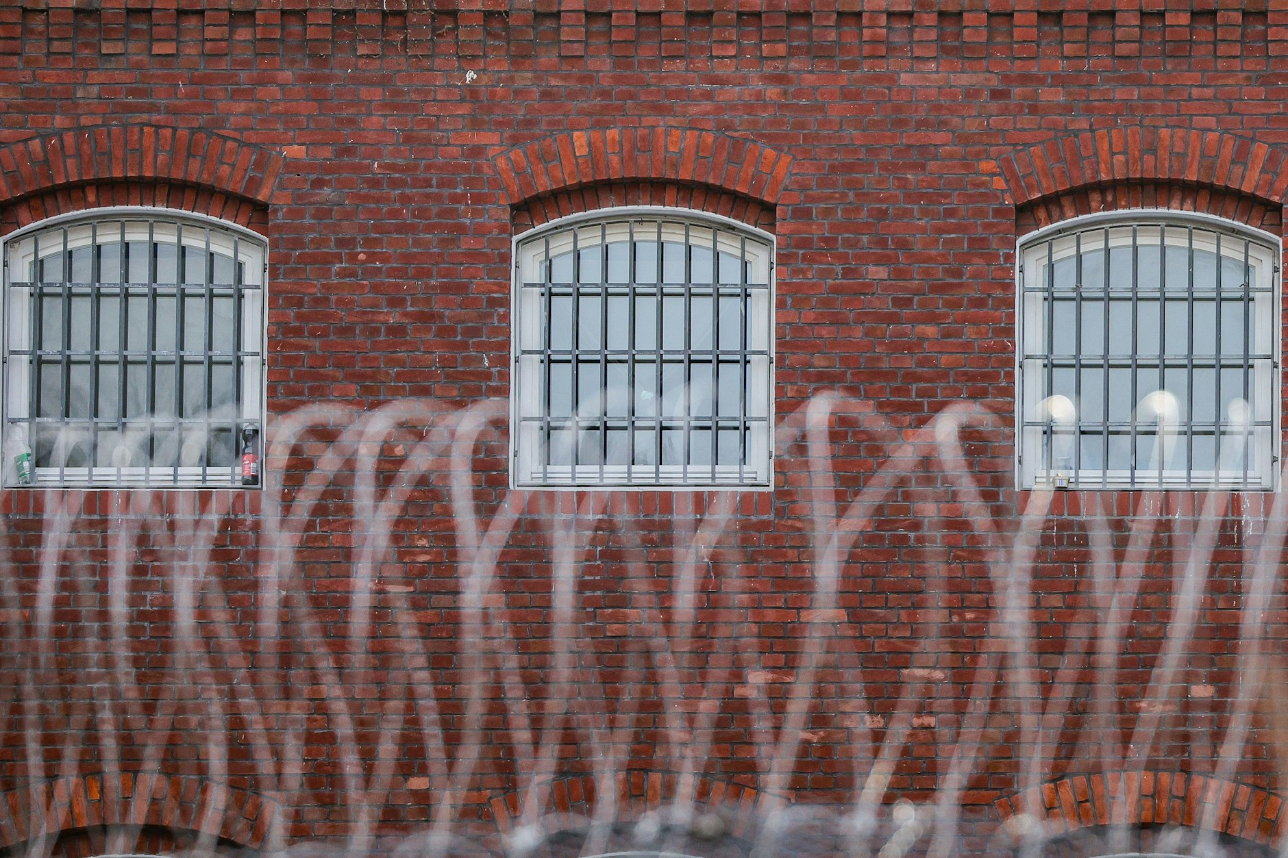 Blick auf die vergitterte Fenster der JVA Waldheim.