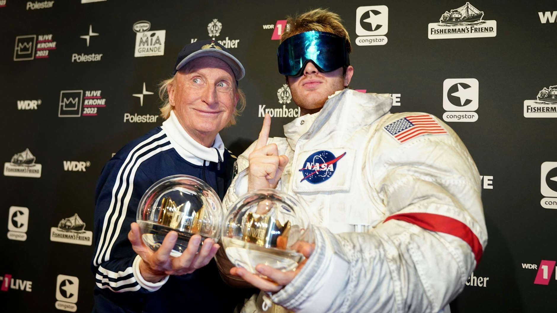 ARCHIV - Otto Waalkes und Ski Aggu erhalten die 1LIVE Krone. her Rundfunk/obs