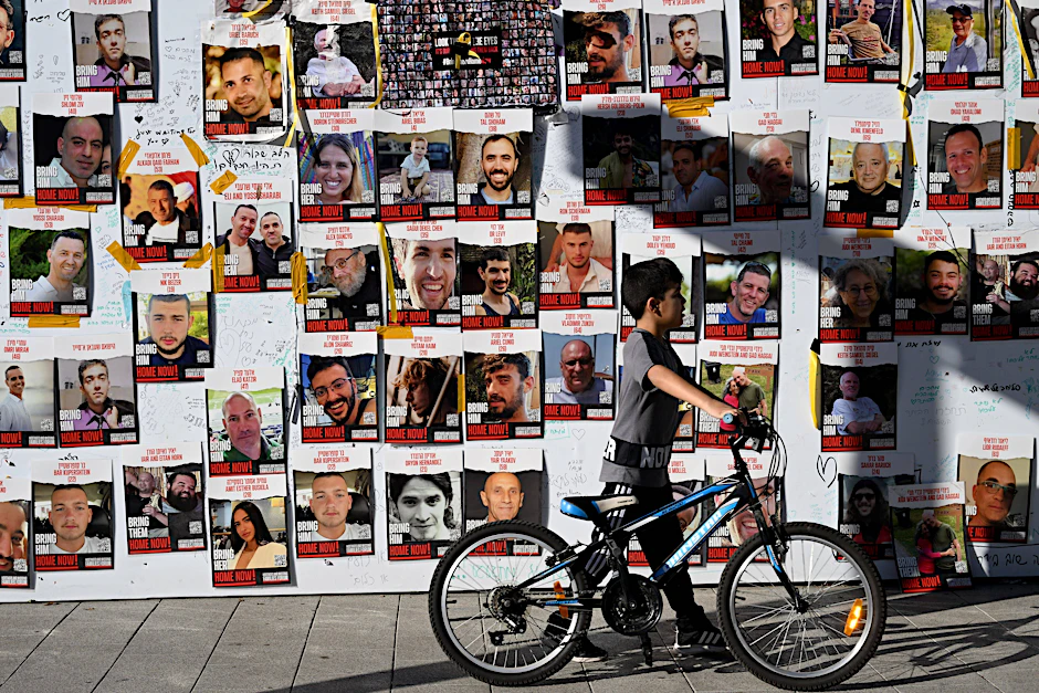 Plakate zeigen die israelischen Geiseln: Noch immer sind viele von ihnen in den Händen der Hamas.