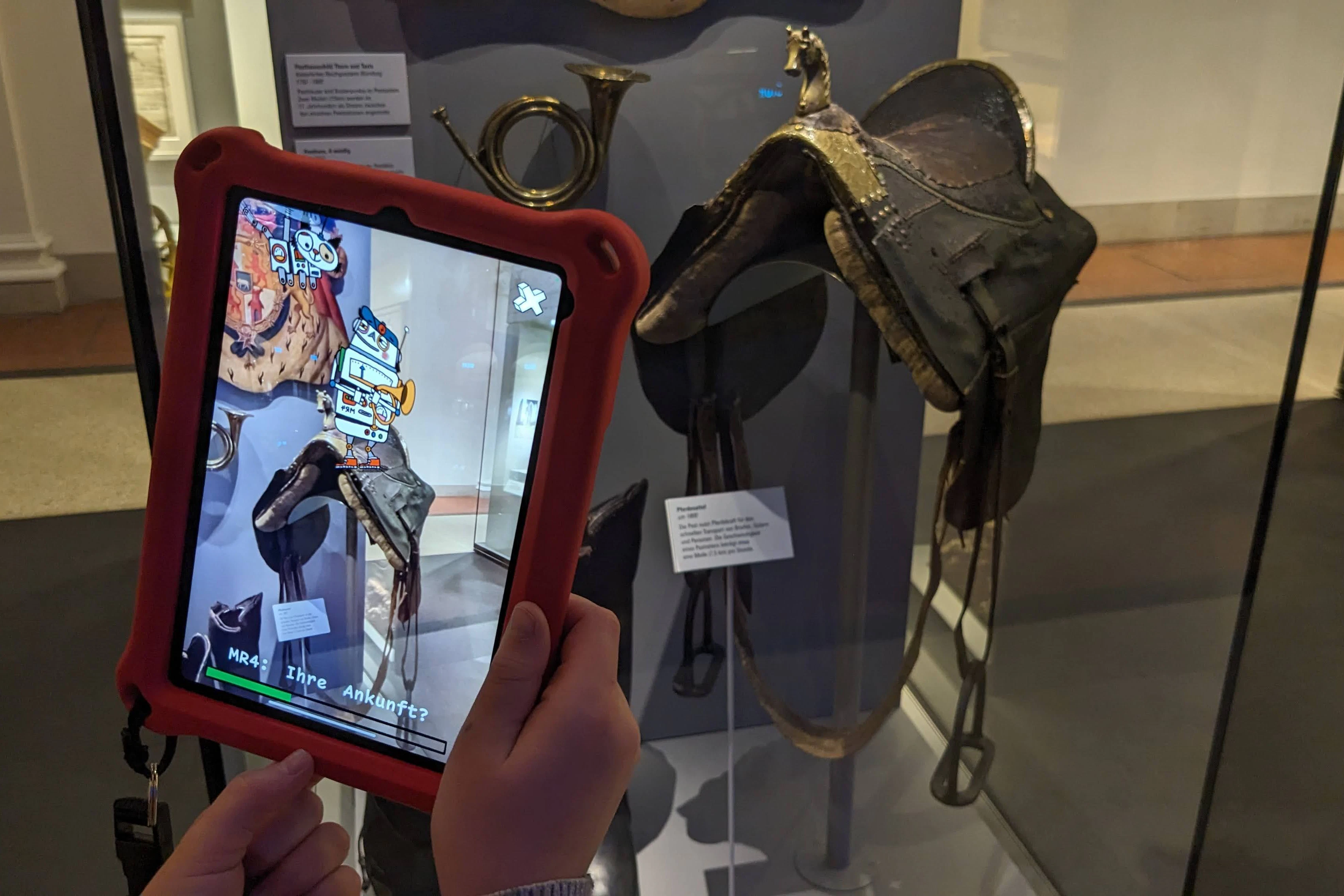 Faszinierender Aha-Moment: In der Vitrine sind Katzomat und MR4 nicht zu sehen, auf dem Tablet aber schon.