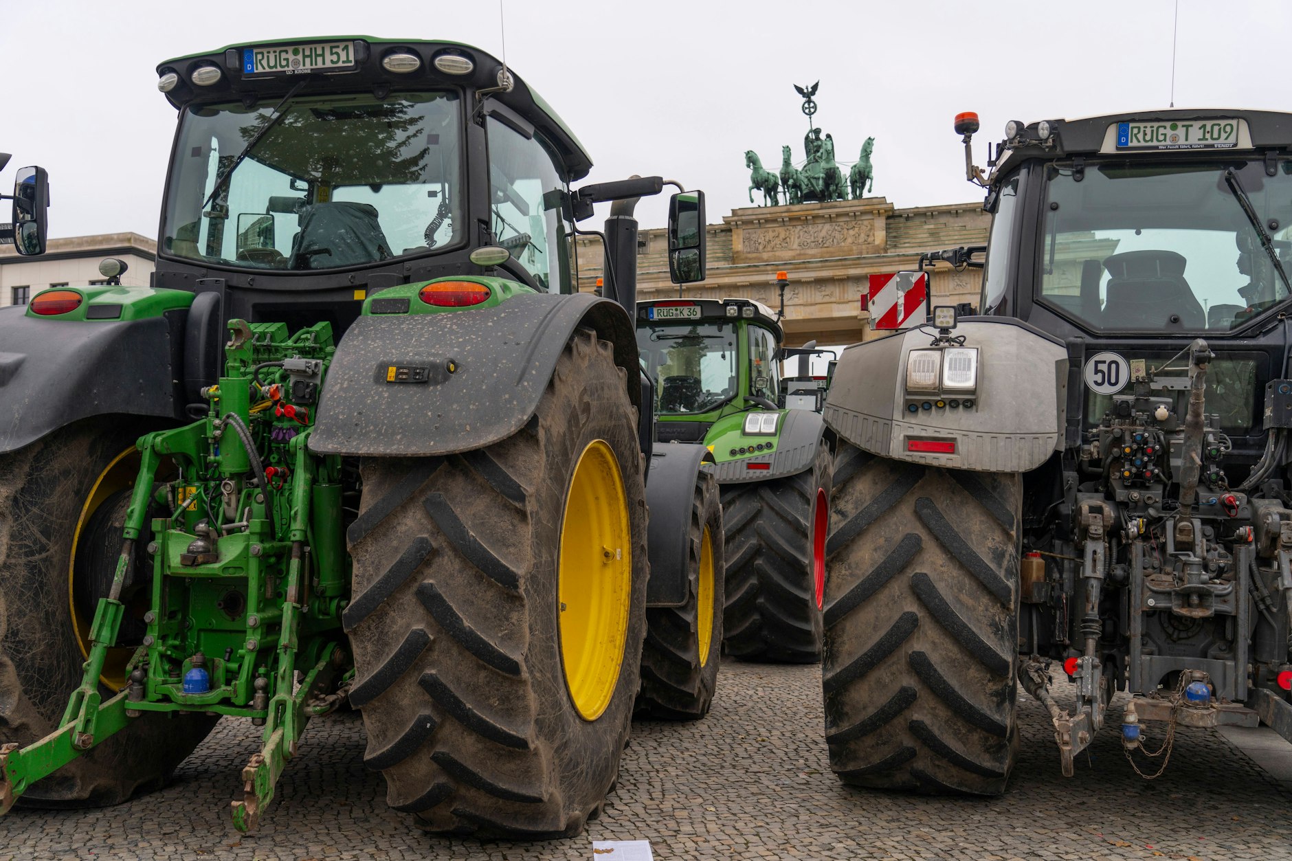 Bauern mit über 1000 Traktoren aus ganz Deutschland protestieren vor dem Brandenburger Tor gegen geplante Einsparungen durch die Bundesregierung. 