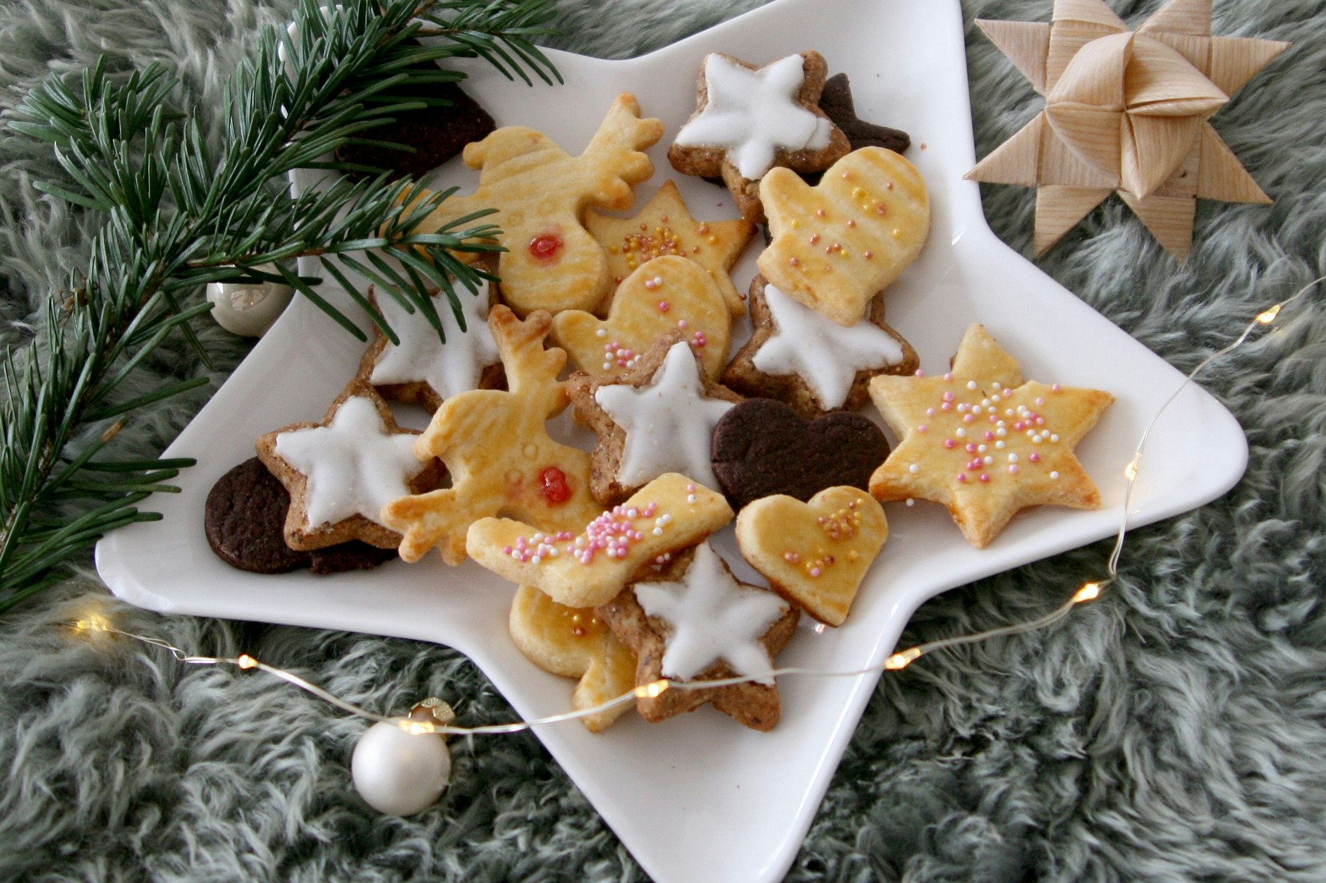 Ein Teller mit selbstgebackenen Weihnachtsplätzchen