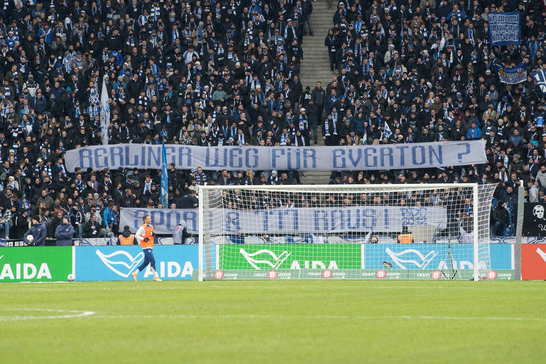Herthas Fans reagierten im Spiel gegen Osnabrück auf die Aussagen von 777-Sportchef Johannes Spors.