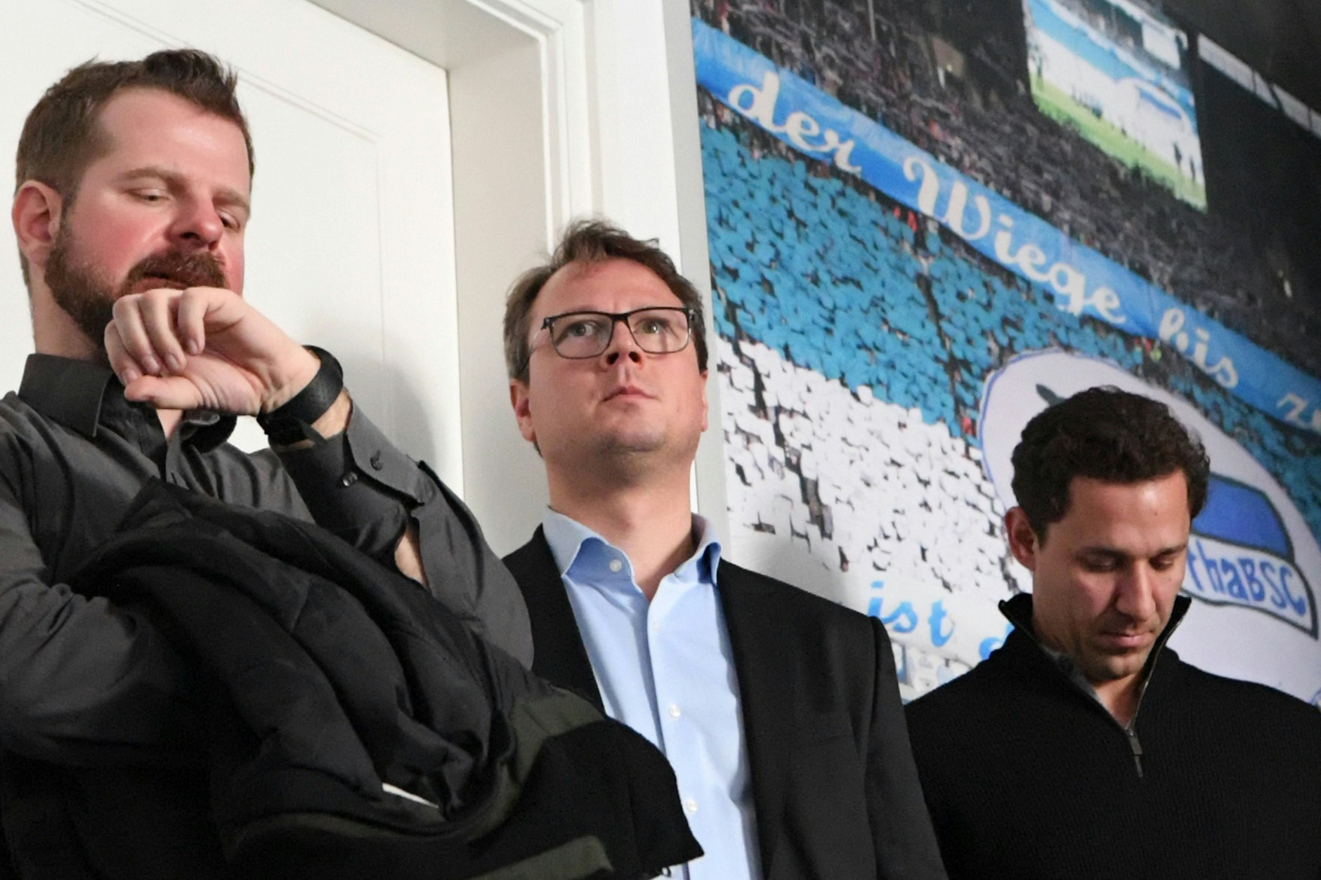 Johannes Spors (M.), Sportchef&nbsp;von Hertha-Investor 777 Partners, hielt sich mit Aussagen zu Hertha BSC zurück. Bis jetzt.