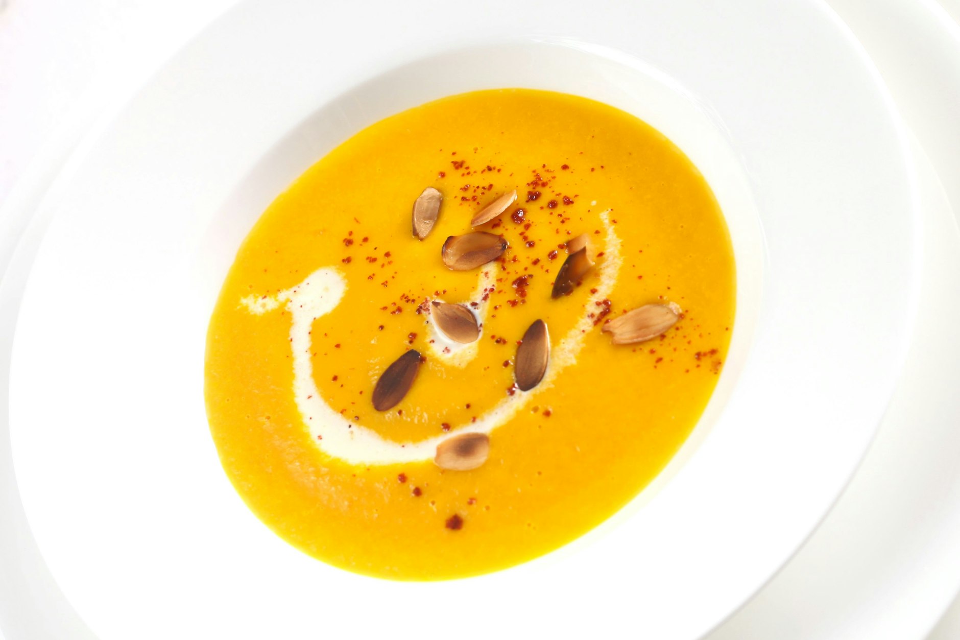 Mit Mandeln, Vanille und Sahne: Omas Weihnachtssuppe ist ein Hochgenuss!