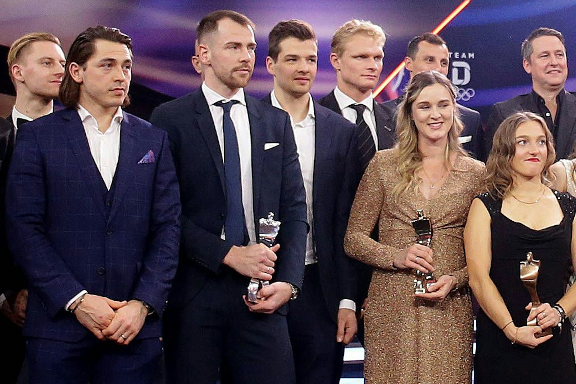 Eisbär Marcel Noebels, eingerahmt von Kai Wissmann (r.) und Daniel Fischbuch, hält den Silberpokal für Platz zwei bei den Teams fest in Händen.