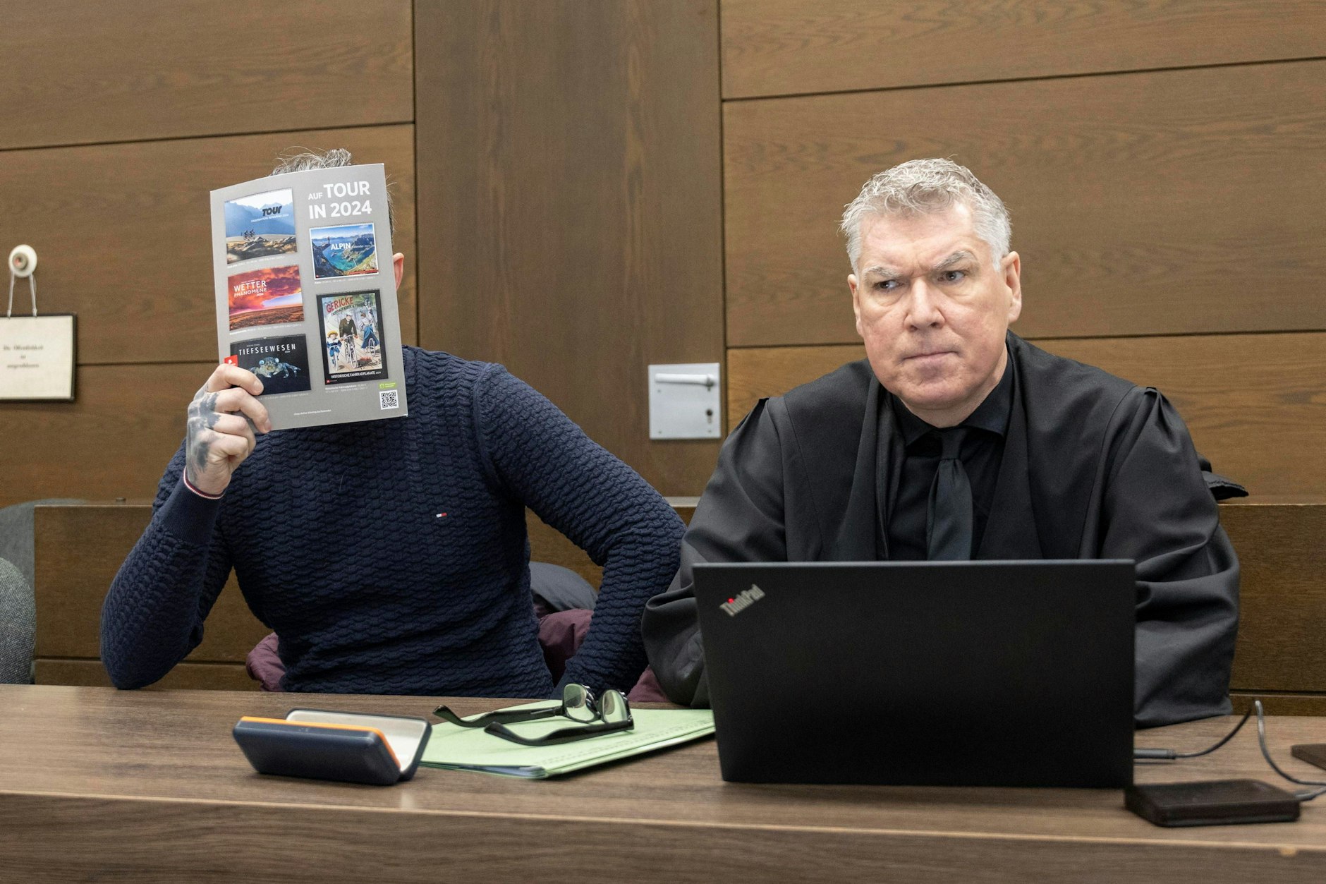 Der Angeklagte Dennis P. (33) mit seinem Verteidiger.