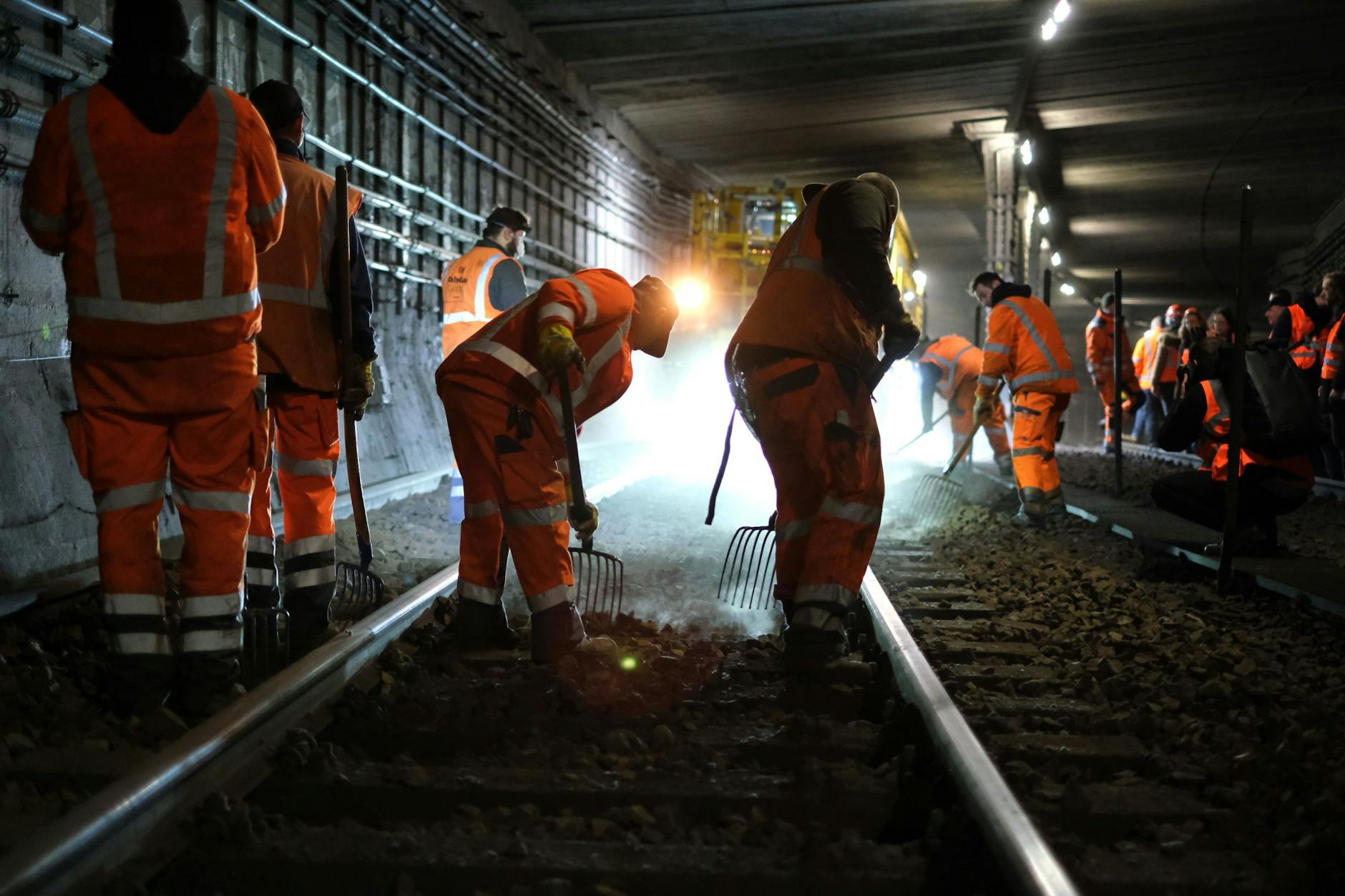 Bauarbeiter im Berliner S-Bahn-Tunnel. Die unterirdische Strecke wurde 1939 fertiggestellt. Doch sie ist überlastet. Deshalb plant die Bahn einen zweiten Tunnel, der den Hauptbahnhof erschließt.