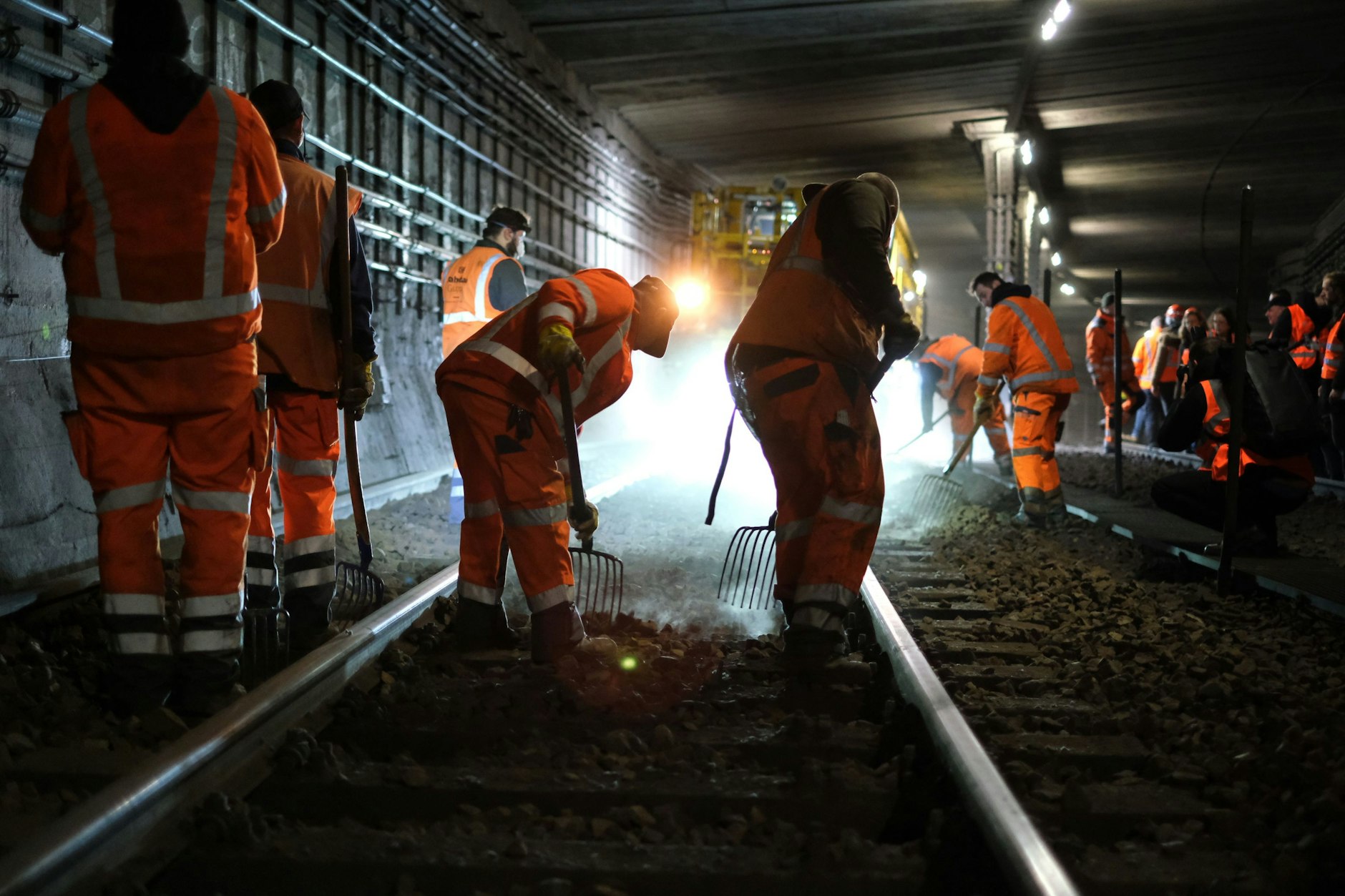Bauarbeiter im Berliner S-Bahn-Tunnel. Die unterirdische Strecke wurde 1939 fertiggestellt. Doch sie ist überlastet. Deshalb plant die Bahn einen zweiten Tunnel, der den Hauptbahnhof erschließt.