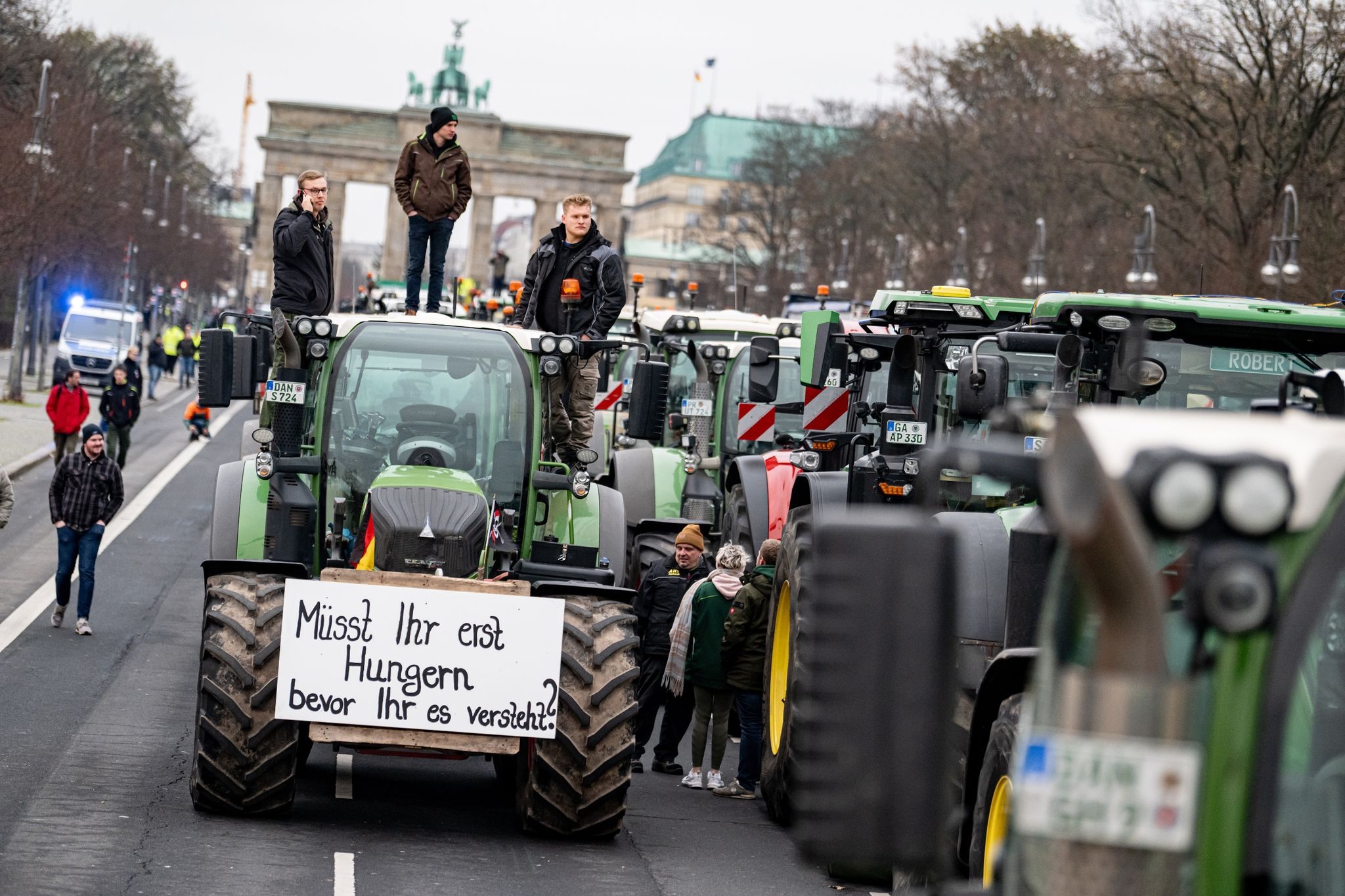 Bauern-Protest In Berlin Vor Dem Brandenburger Tor: Landwirte Kündigen ...