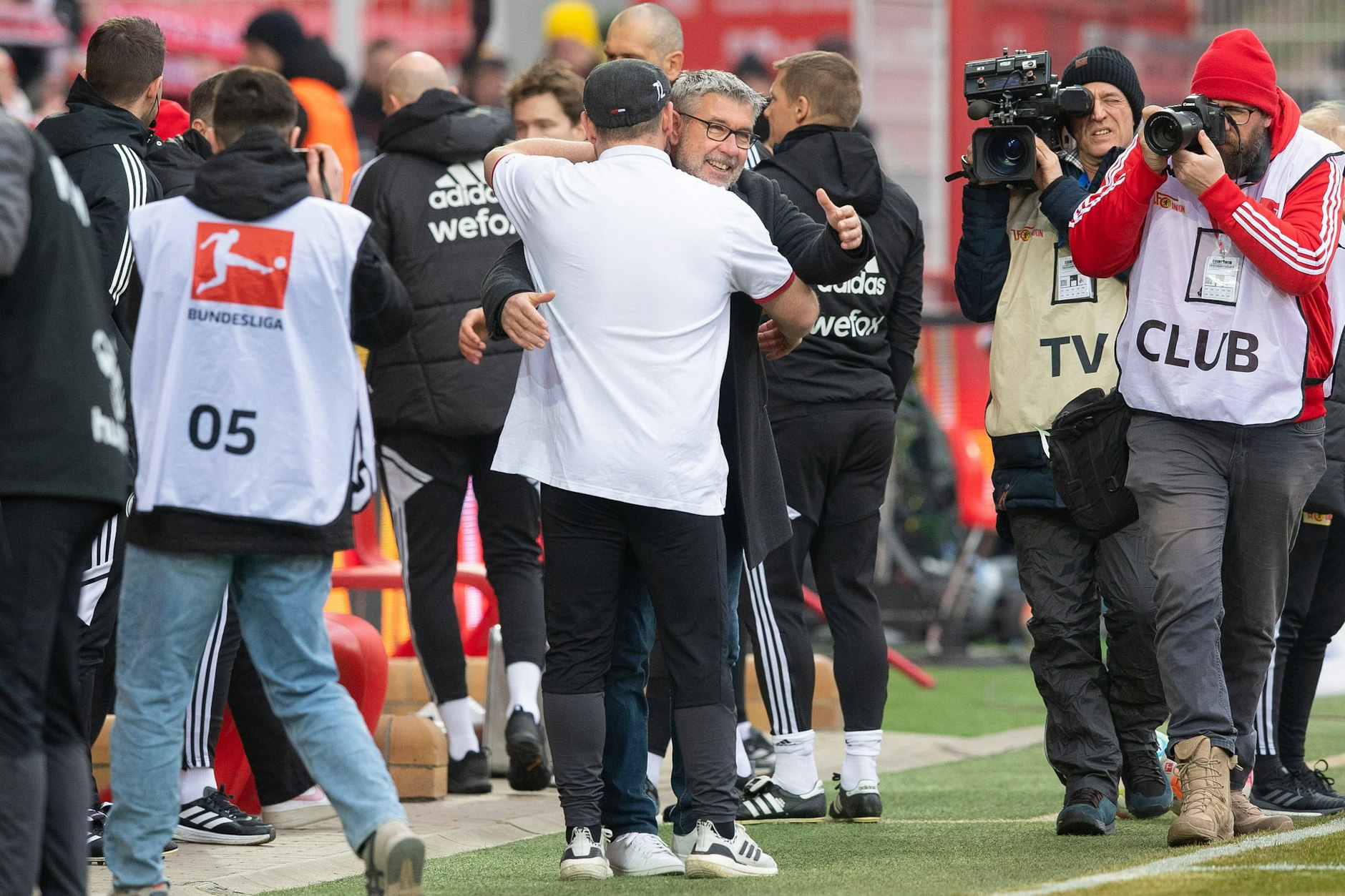 Lass dich drücken: Köln-Trainer Steffen Baumgart und Ex-Union-Coach Urs Fischer verbindet eine Freundschaft.&nbsp;&nbsp;
