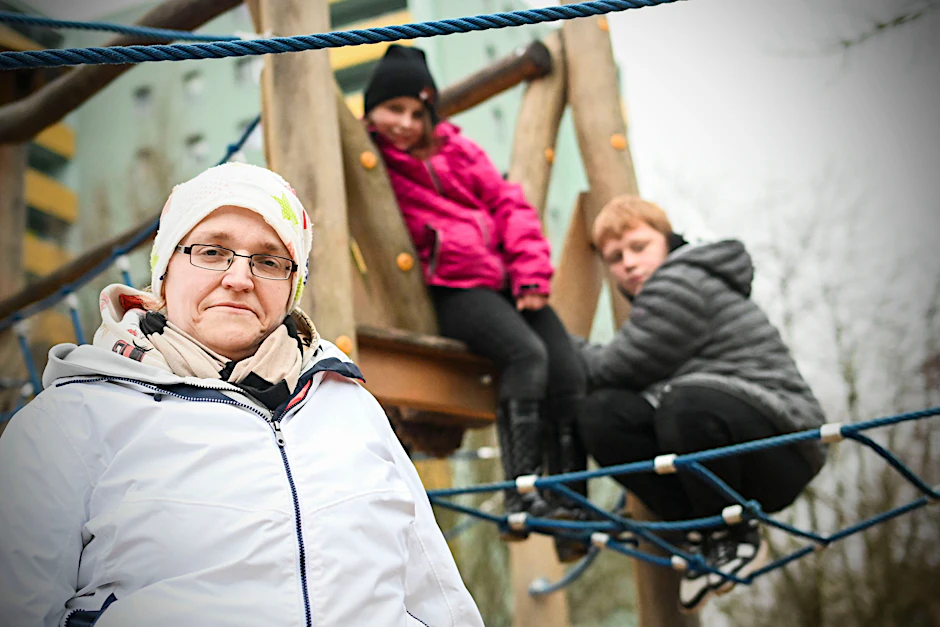 Antje F. und ihre Kinder Zoey und Luca auf einem Spielplatz in Berlin-Hellersdorf. Sie haben gerade jetzt in der Weihnachtszeit großen Kummer.