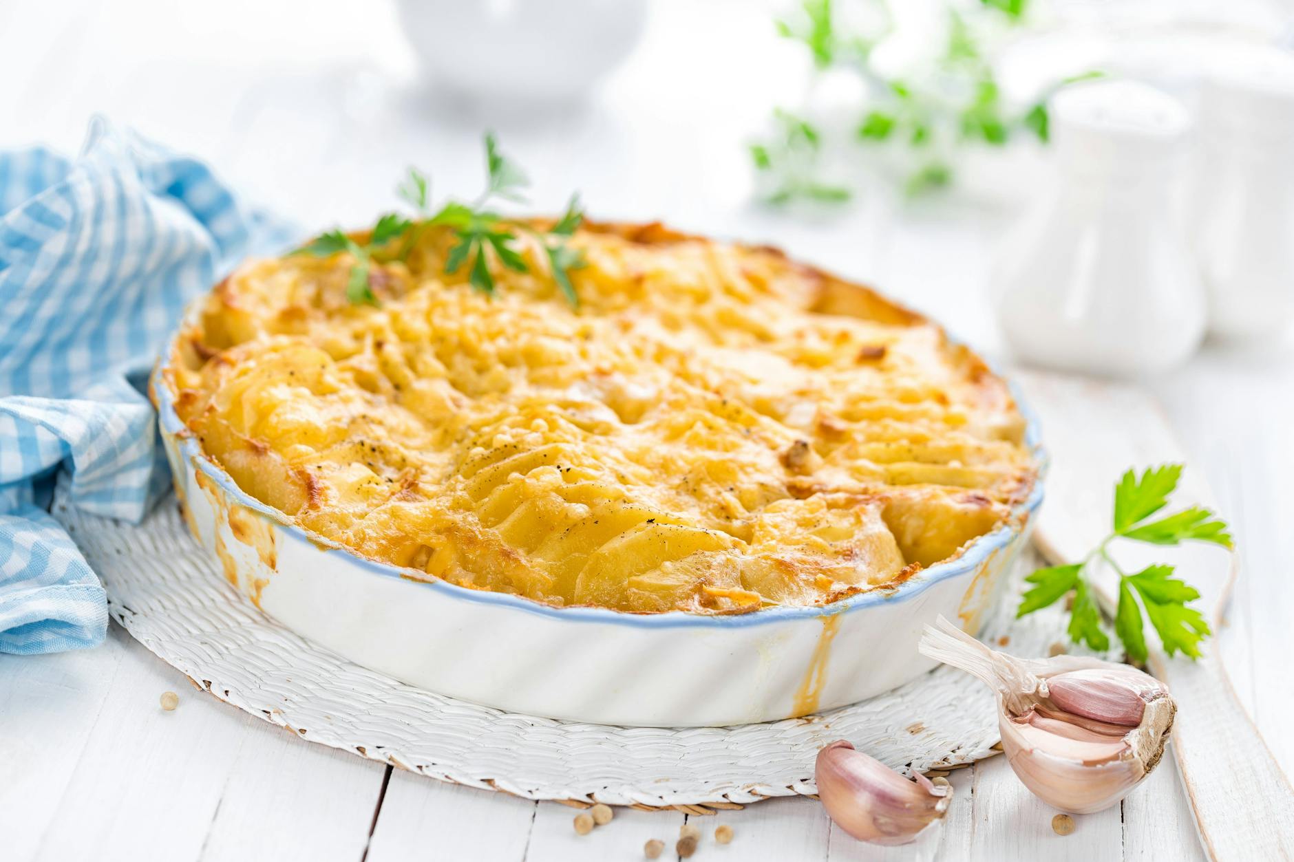Kartoffelgratin mit Sahne-Parmesan-Guss überbacken eignet sich besonders gut als Beilage für Fleischgerichte ohne Soße.