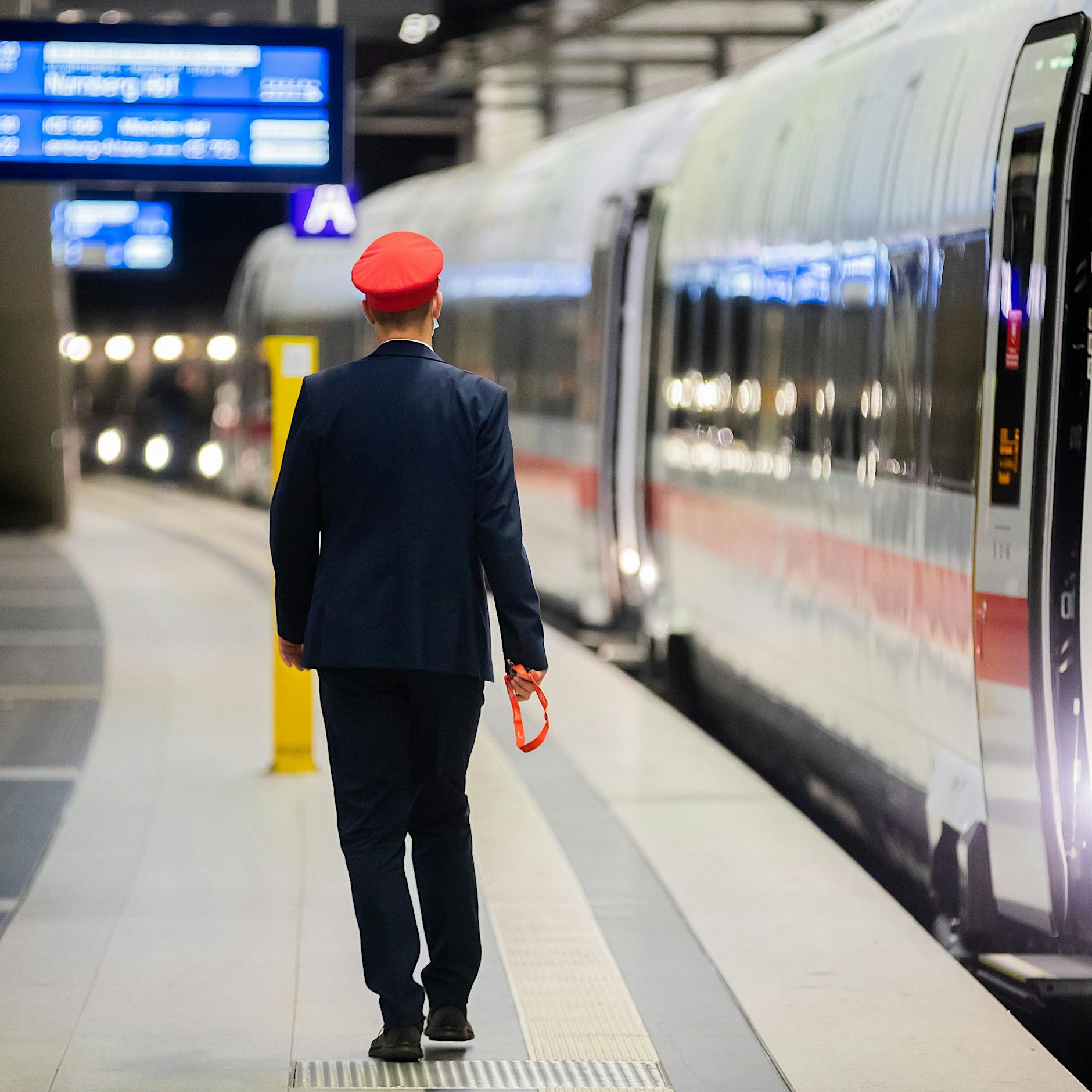 Unbefristete Bahnstreiks: GDL-Mitglieder stimmen dafür