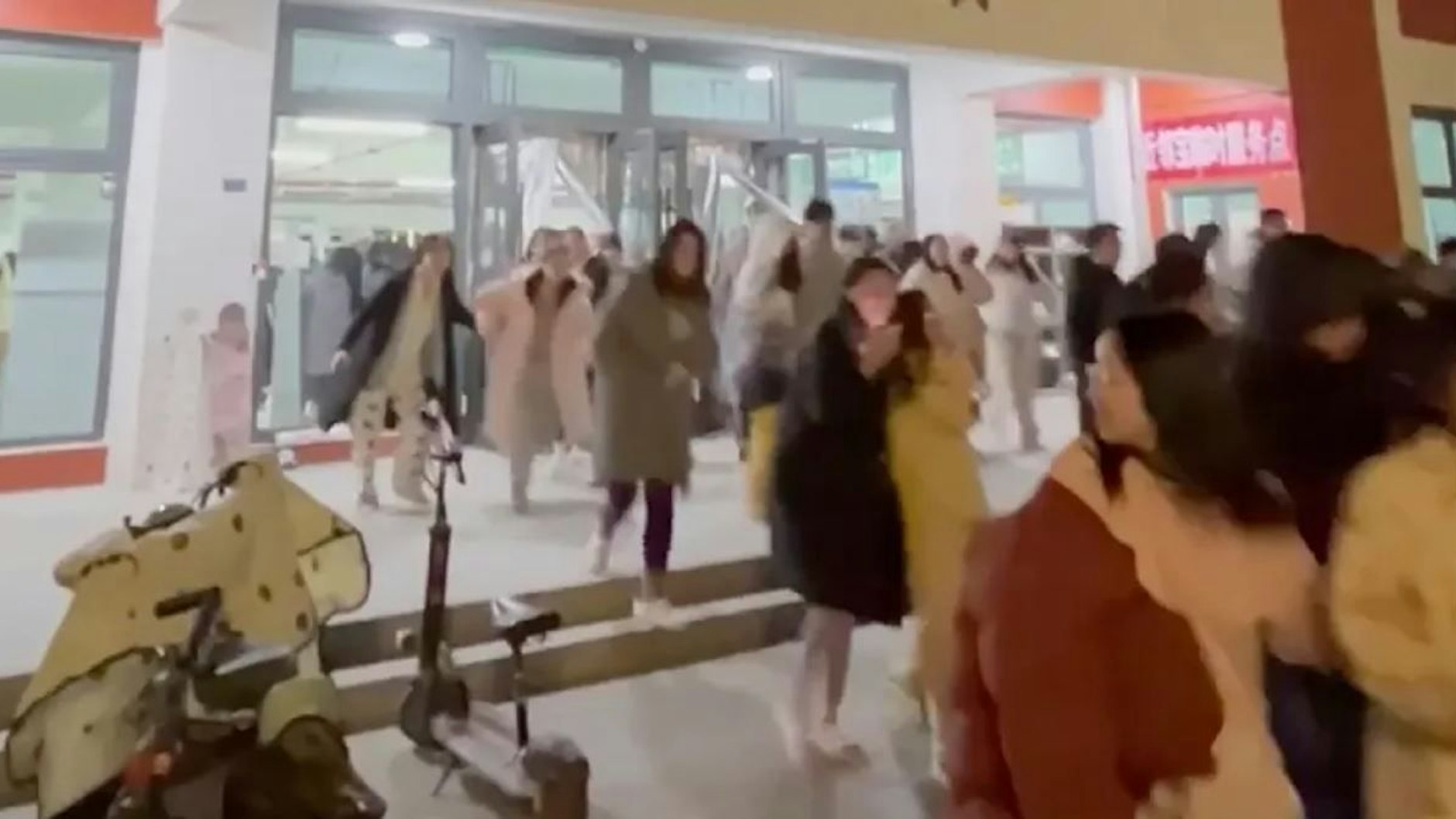 Studenten flüchten  nach dem Erdbeben aus einem Wohnheim der Lanzhou Universität.