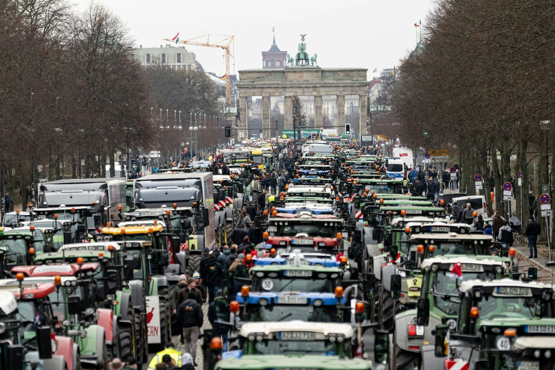 dpatopbilder - Nichts geht mehr: Landwirte demonstrieren mit ihren Traktoren am Brandenburgertor in Berlin. Grund für den Unmut sind Pläne der Bundesregierung, Steuerbefreiungen für die Land- und Forstwirtschaft zu streichen.