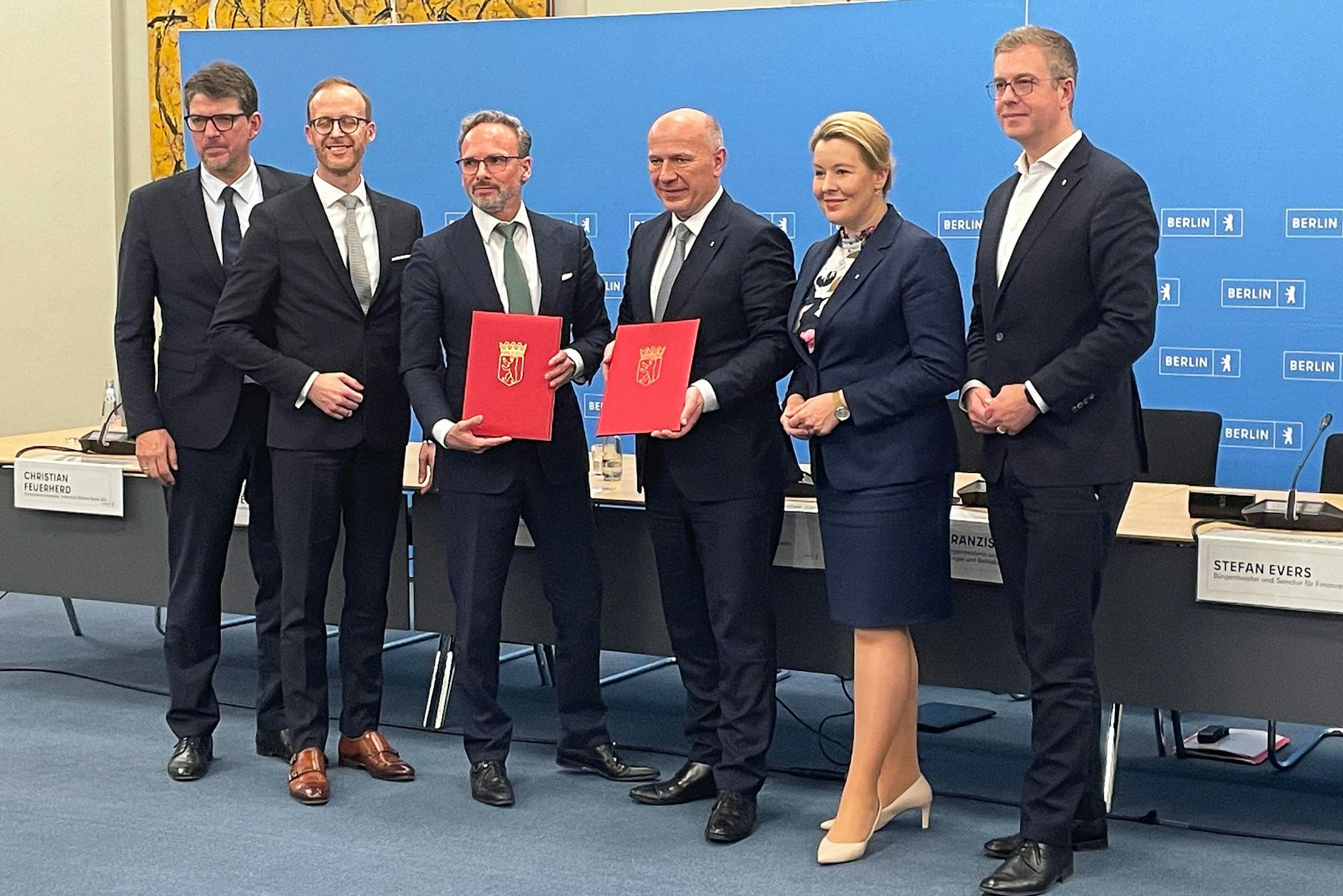 Bei der Bekanntgabe des Fernwärmenetz-Kaufs stehen Christian Barthélémy (v.l.n.r.), Vorsitzender der Geschäftsführung von Vattenfall GmbH, Christian Feuerherd, Vorstandsvorsitzender Vattenfall Wärme, und Martijn Hagens, Leiter des Vattenfall-Geschäftsbereichs Wärme, zusammen mit Berlins Regierendem Bürgermeister Kai Wegner (CDU), Wirtschaftssenatorin Franziska Giffey (SPD) und Finanzsenator Stefan Evers (CDU).