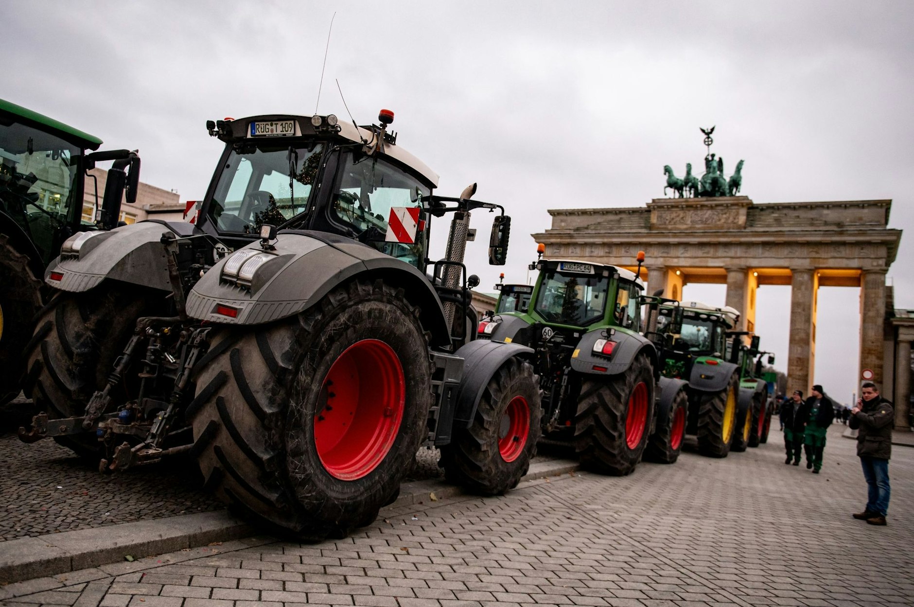Gegen Pläne der Bundesregierung, den Agrardiesel und die Kfz-Steuerbefreiung für Land- und Forstwirtschaft zu streichen: Traktoren auf einer Demonstration des Deutschen Bauernverbandes vor dem Brandenburger Tor.  