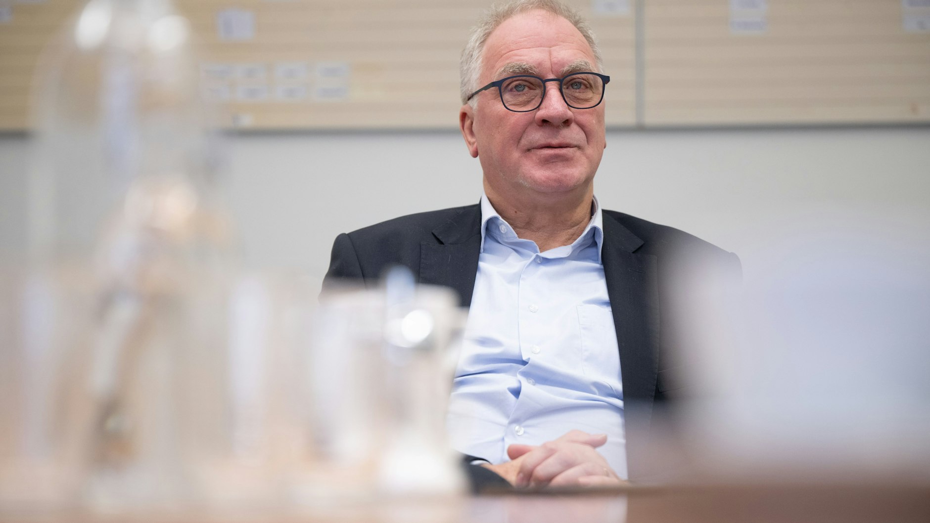Jörg Raupach, Leitender Oberstaatsanwalt und Leiter der Staatsanwaltschaft Berlin, sitzt in seinem Büro. Die Berliner Staatsanwaltschaft hat ihren Bereitschaftsdienst für die kommende Silvesternacht aufgestockt.