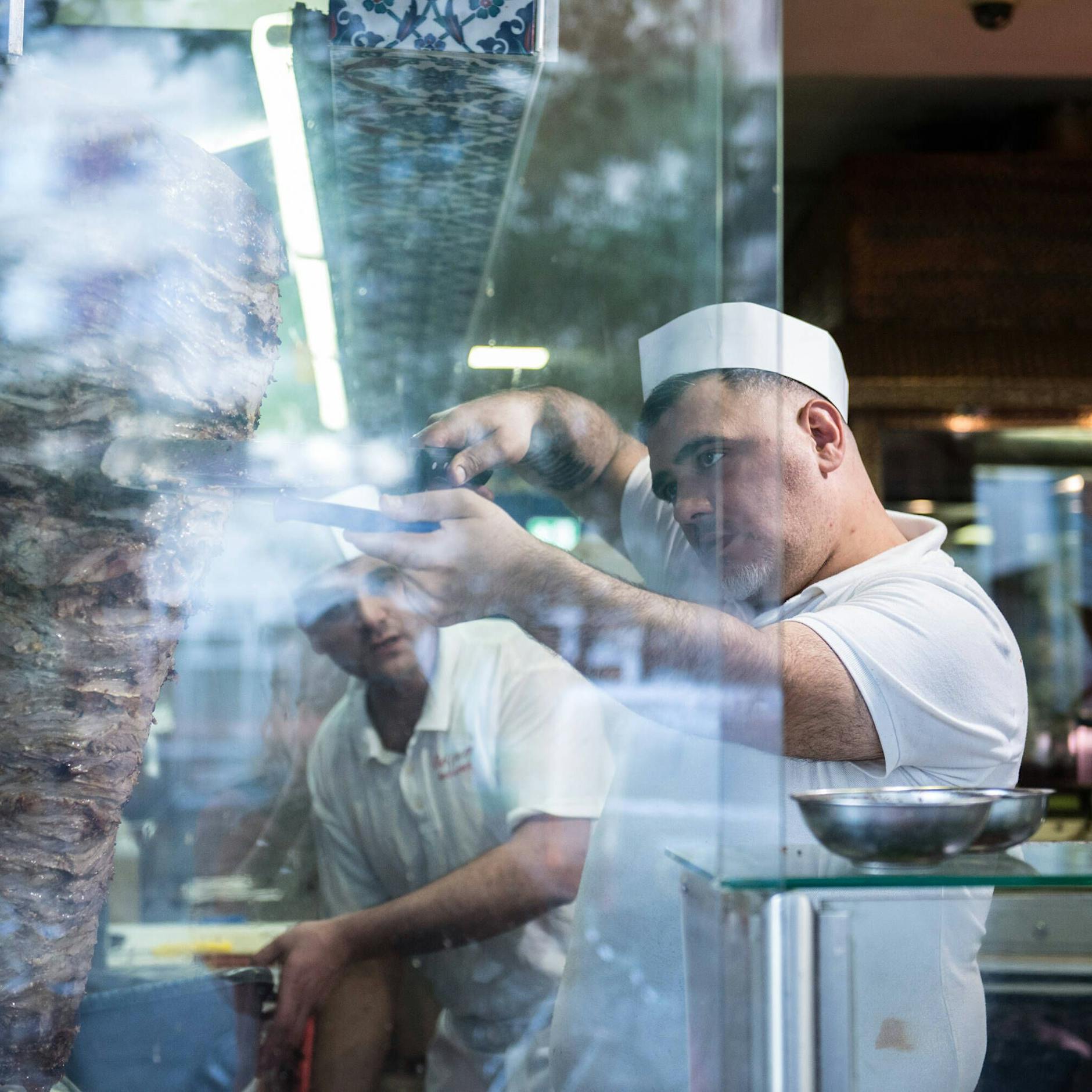 Dieser Fußballstar eröffnet eine Dönerbude am Kottbusser Tor