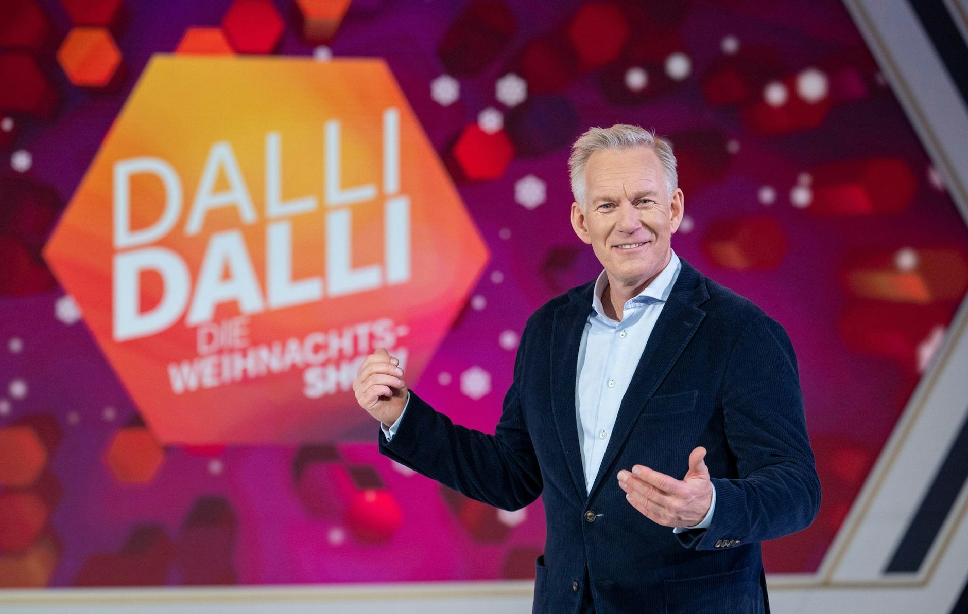 HANDOUT - Johannes B. Kerner vor dem Sendungslogo von  "Dalli Dalli - die Weihnachtsshow".  