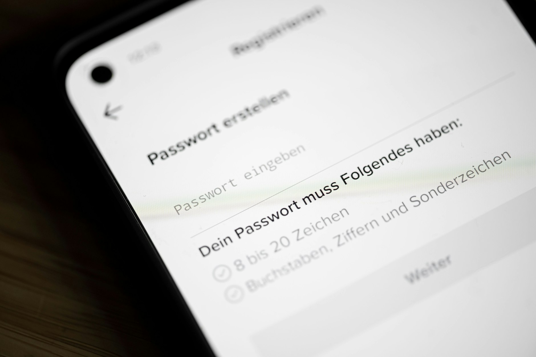 Eine Person erstellt auf dem Smartphone ein Passwort. Viele sind leicht zu erraten und daher unsicher.