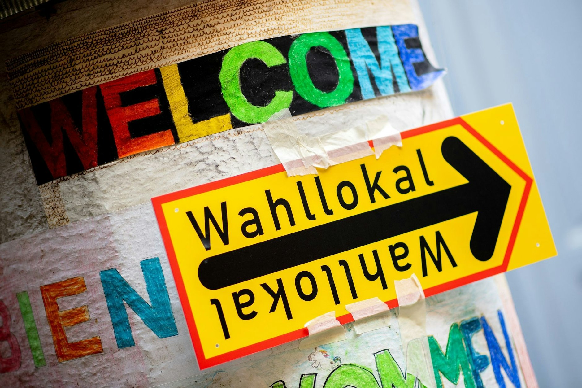 Ein Schild mit der Aufschrift „Wahllokal“ hängt an einer Säule im Stadtteil Prenzlauer Berg. Auch in Pankow muss neu gewählt werden. 