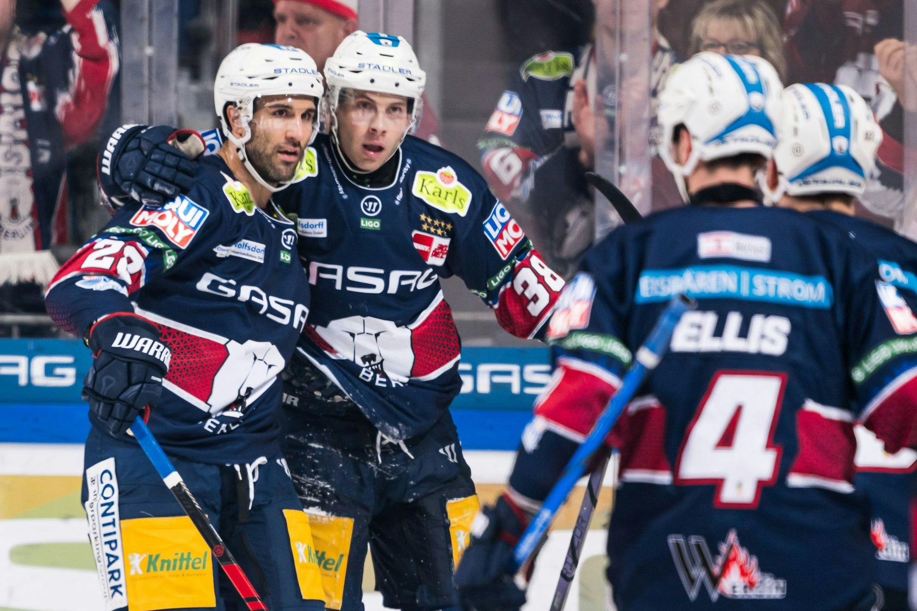 Finden nicht nur auf dem Eis zusammen, sondern auch unter dem Weihnachtsbaum: (v. l.) Pat Cormier, Yannick Veilleux und Morgan Ellis.