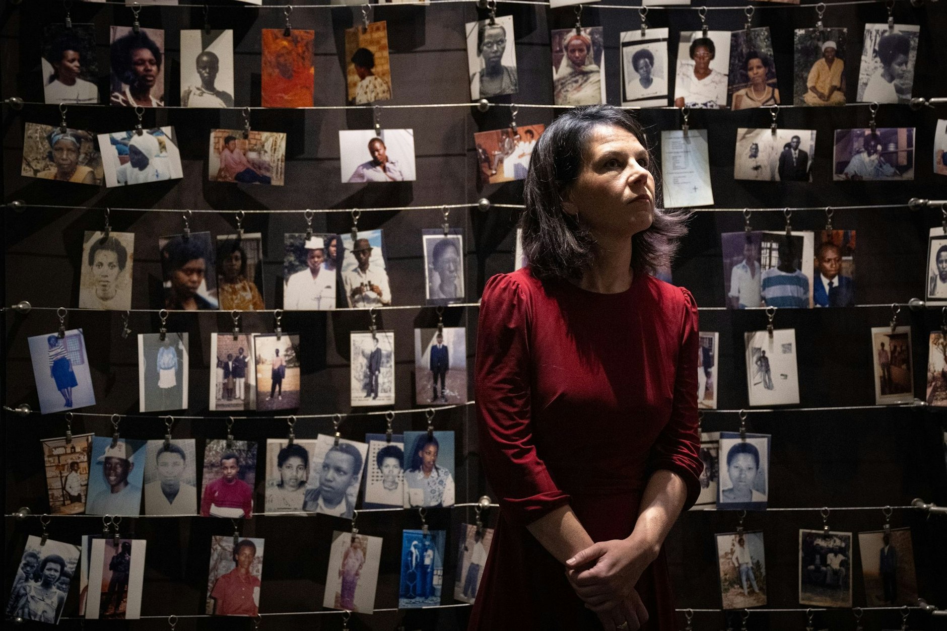 Zu Besuch in Ruanda: Bundesaußenministerin Annalena Baerbock in der Ausstellung über den Genozid. Die Gedenkstätte Gisozi in der Hauptstadt Kigali erinnert an die Opfer des Völkermords von 1994.  
