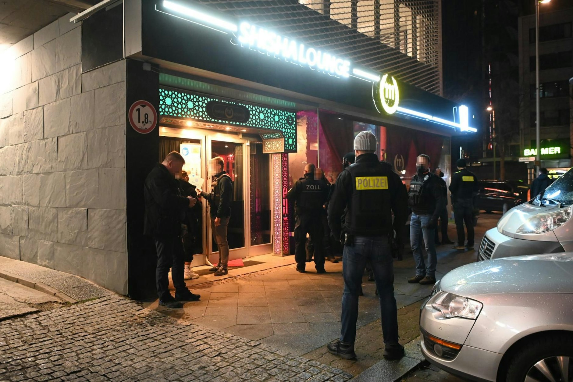 Polizisten versuchen die Organisierte Kriminalität zu bekämpfen und kontrollieren ein Lokal in Berlin.