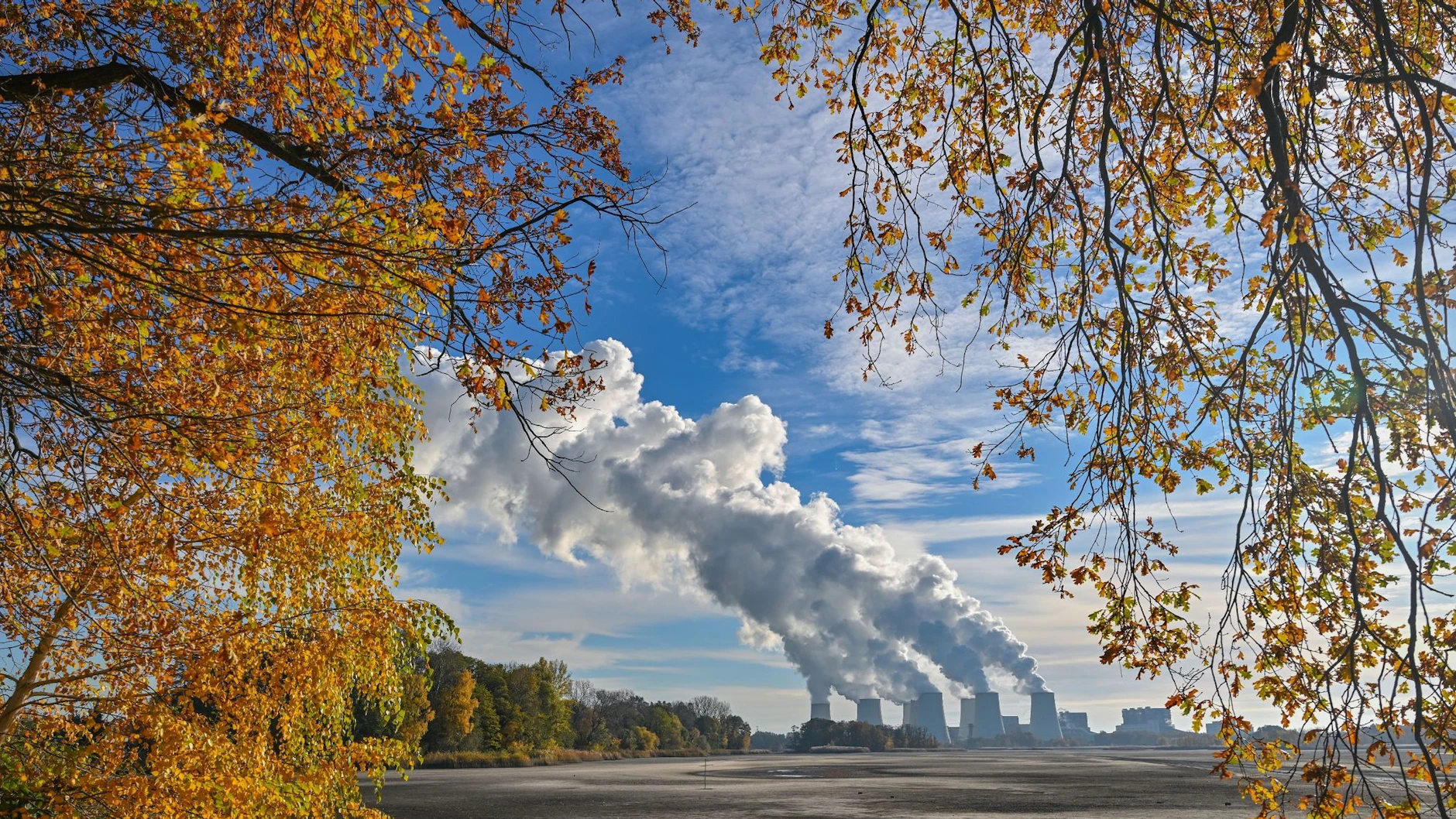 Wasserdampf steigt aus den Kühltürmen des Braunkohlekraftwerks Jänschwalde der Lausitz Energie Bergbau AG (LEAG). 