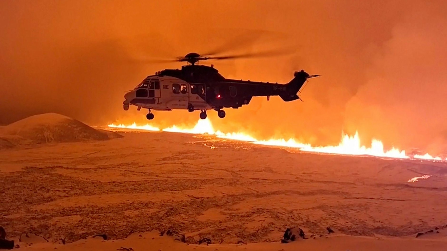 Im Hubschrauber erkundet die Küstenwacht den Ausbruch. 