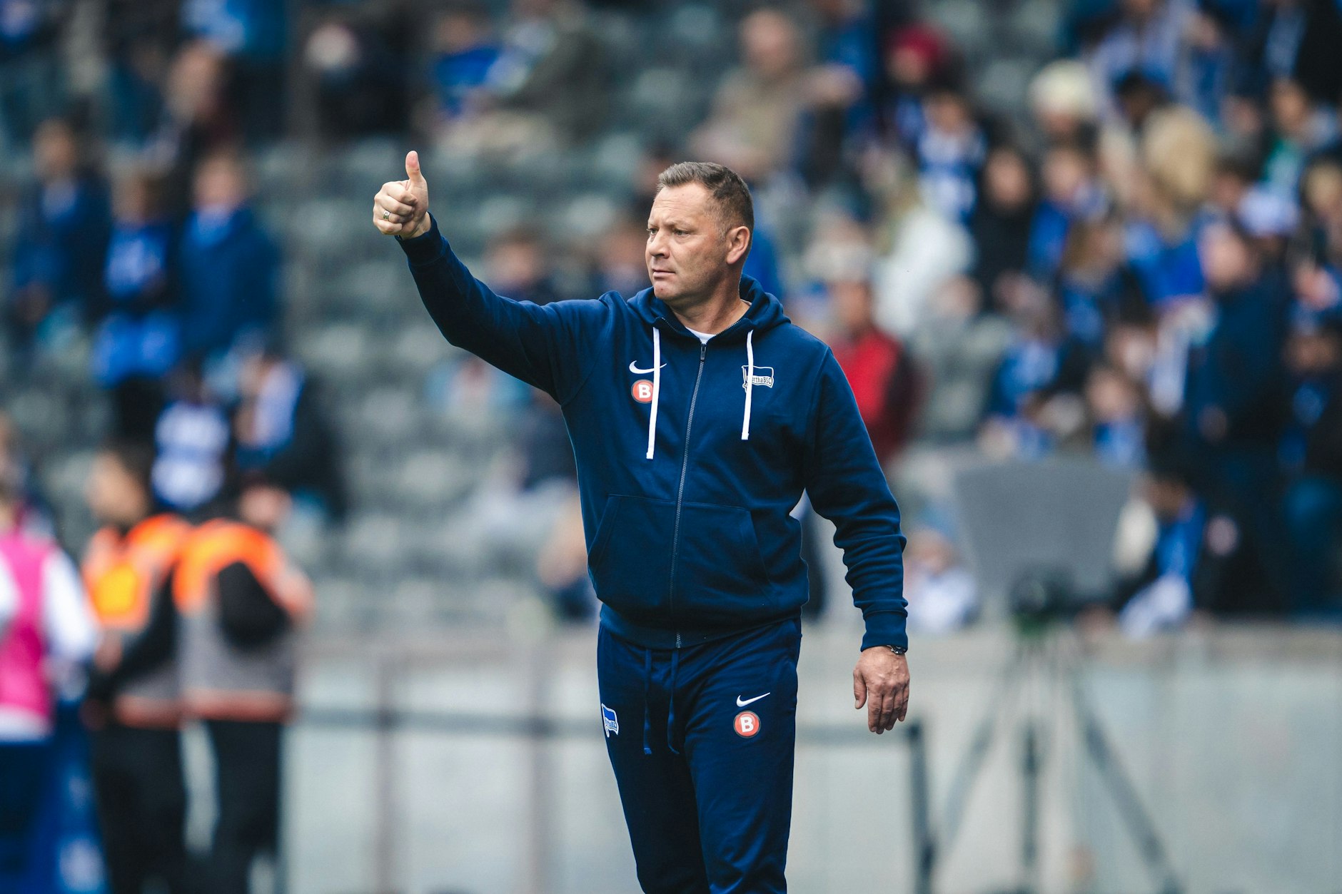 Daumen hoch für Pal Dardai: Herthas Cheftrainer formte aus einem Sauhaufen ein verschworenes blau-weißes Kollektiv.
