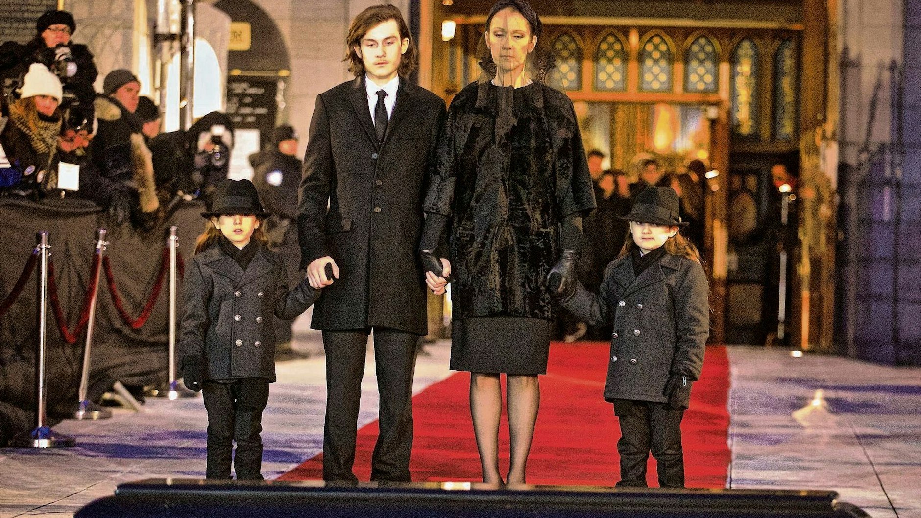 Celine Dion mit ihrem großen Sohn René Charles und den Zwillingen Nelson und Eddy bei der Beerdigung ihres Mannes und Vater der Kinder im Januar 2016 in Kanada.