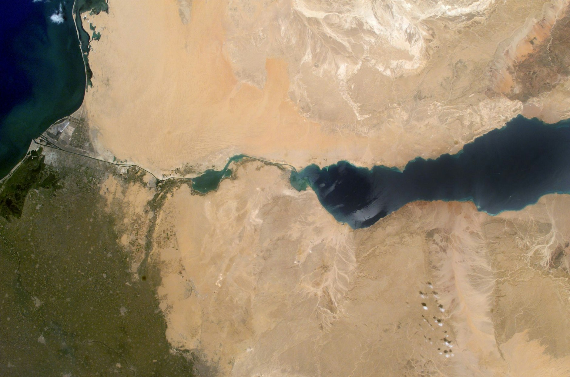 ARCHIV - Der Suezkanal verbindet das Mittelmeeer im Norden (l) mit dem Roten Meer im Süden (r).  