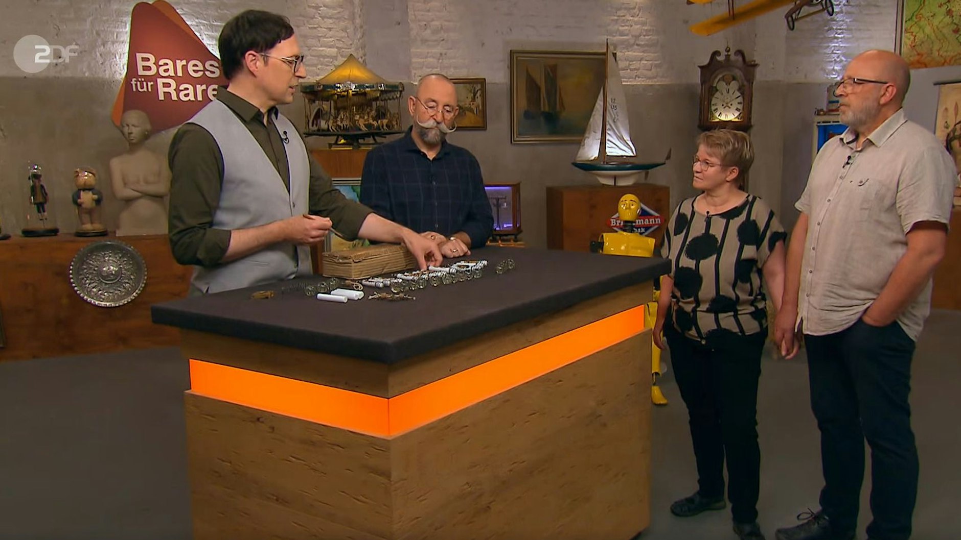 Skepsis in Brandschutzfragen bei „Bares für Rares“-Moderator Horst Lichter.