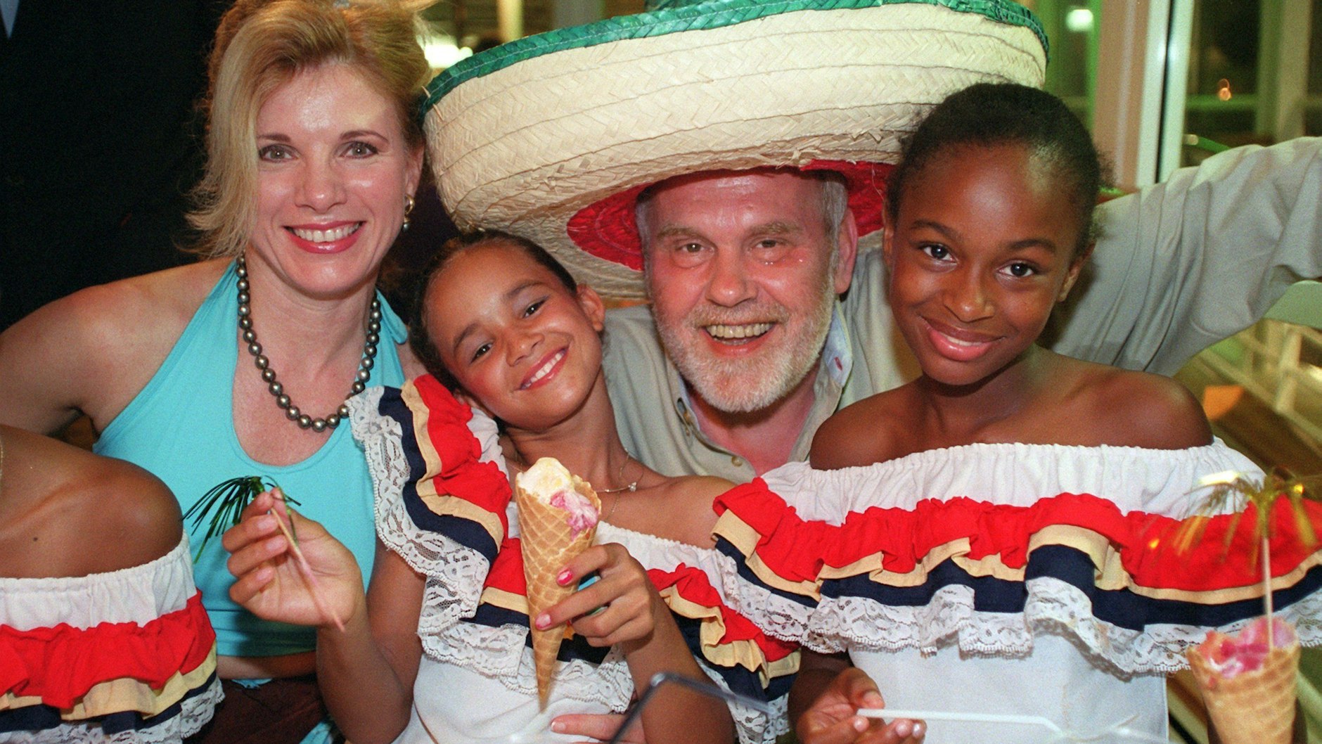 Gunther Emmerlich und Sängerin Deborah Sasson feiern mit Waisenkindern die Einweihung eines neuen Hauses für das SOS-Kinderdorf „Los Mina“ am 18.11.2000 in Santo Domingo in der Dominikanischen Republik.