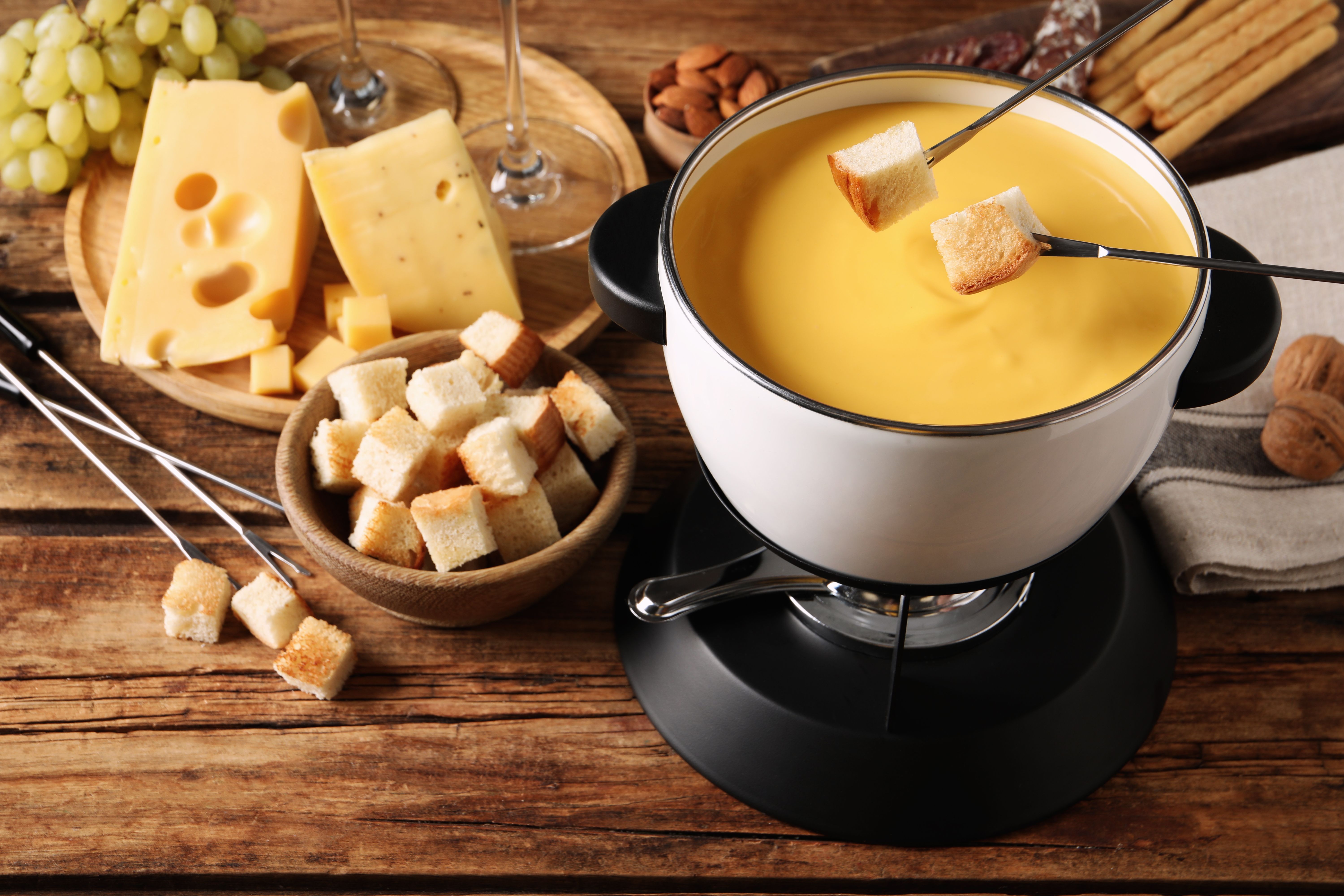 Welcher Käse fürs Fondue? Welcher Wein? Wie wird die Käsemasse cremig? Die besten Tipps fürs Käsefondue!