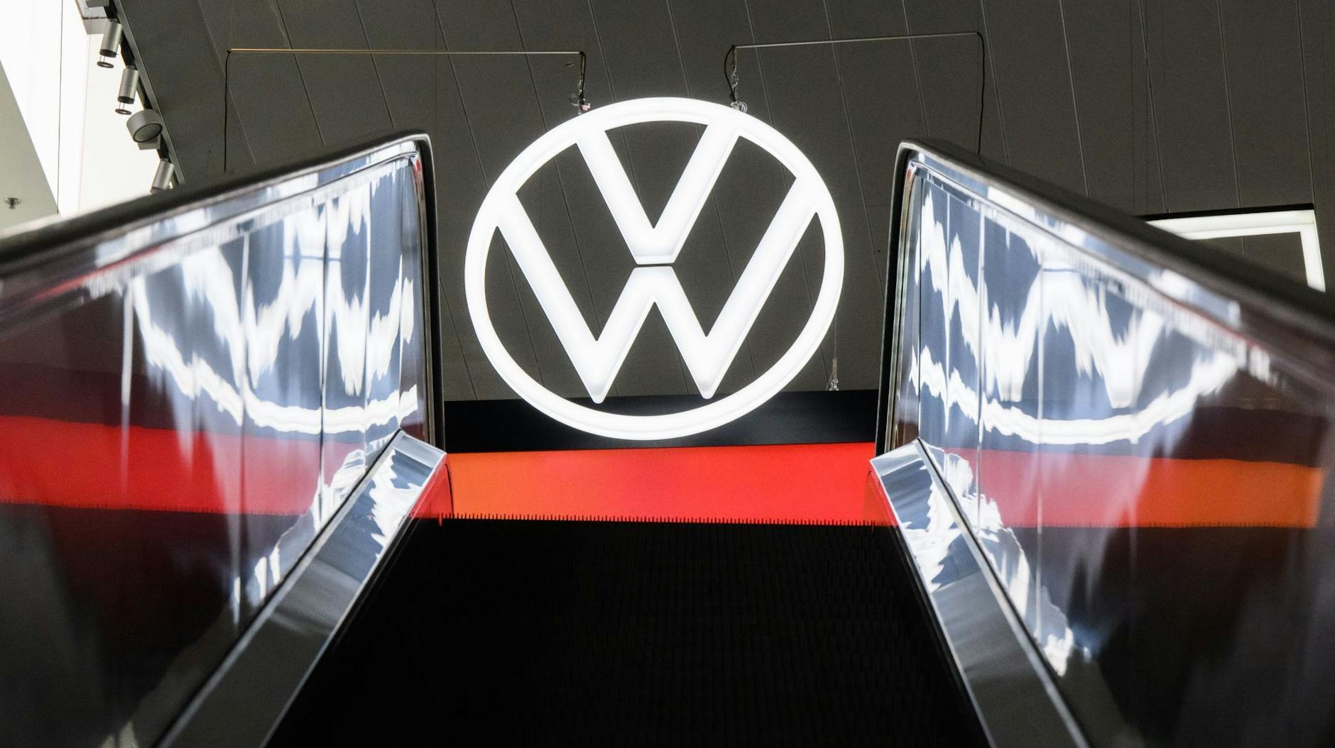 ARCHIV - Das Volkswagen-Logo: Der Wolfsburger Autobauer will befristet die weggefallene Kaufprämie für E-Autos übernehmen. Andere Hersteller ebenso.