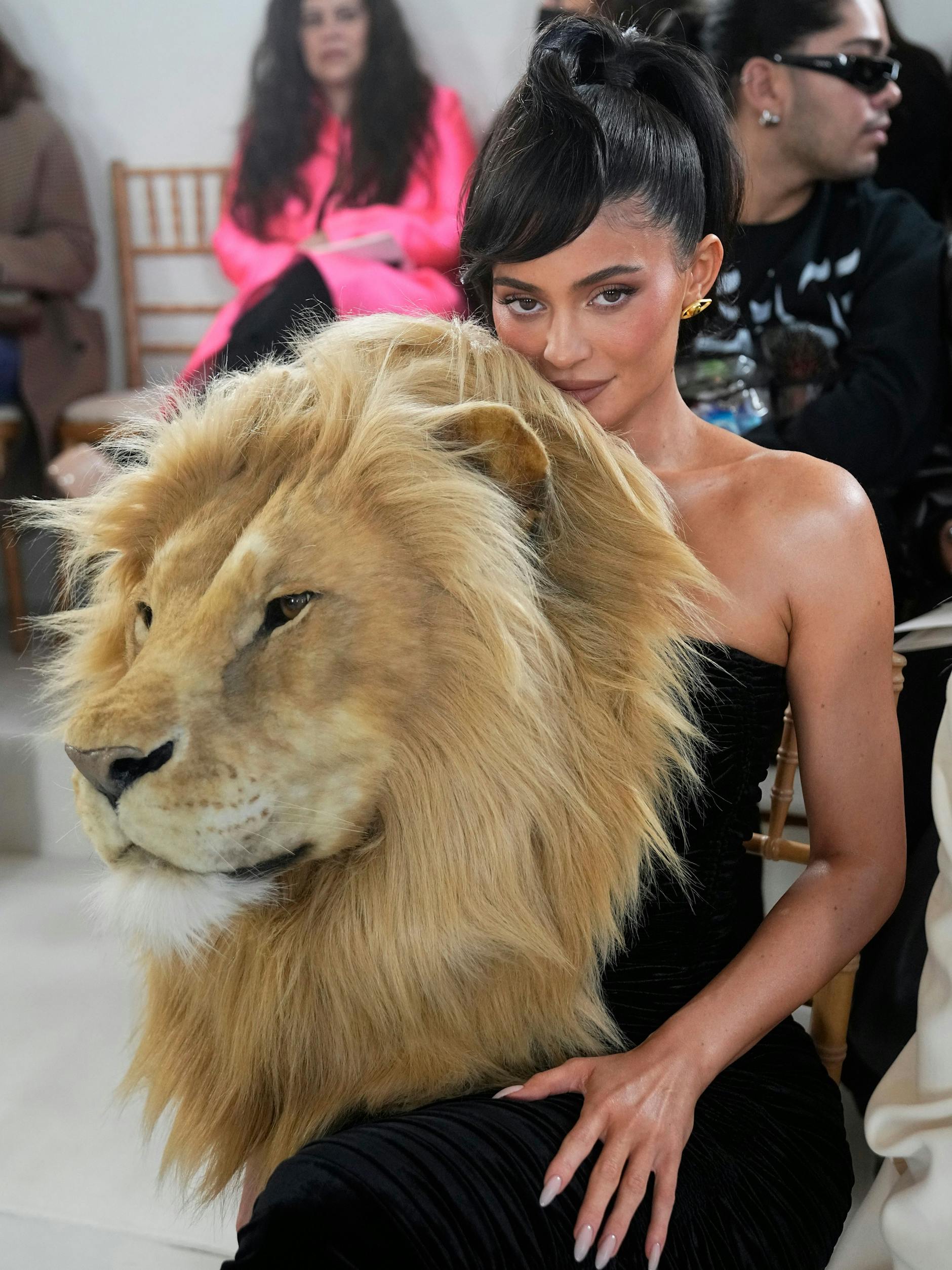 Ein Kleid, mit dem man auffällt, allerdings wenig alltagstauglich: Kylie Jenner trägt ein Kleid mit Löwenkopf aus der Kollektion von Schiaparelli.