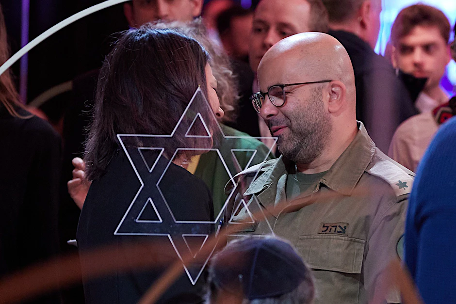 Bundesaußenministerin Annalena Baerbock (Bündnis 90/Die Grünen) begrüßt Arye Sharuz Shalicar, Sprecher der israelischen Armee, am vergangenen Wochenende im Hotel Interconti in Berlin.