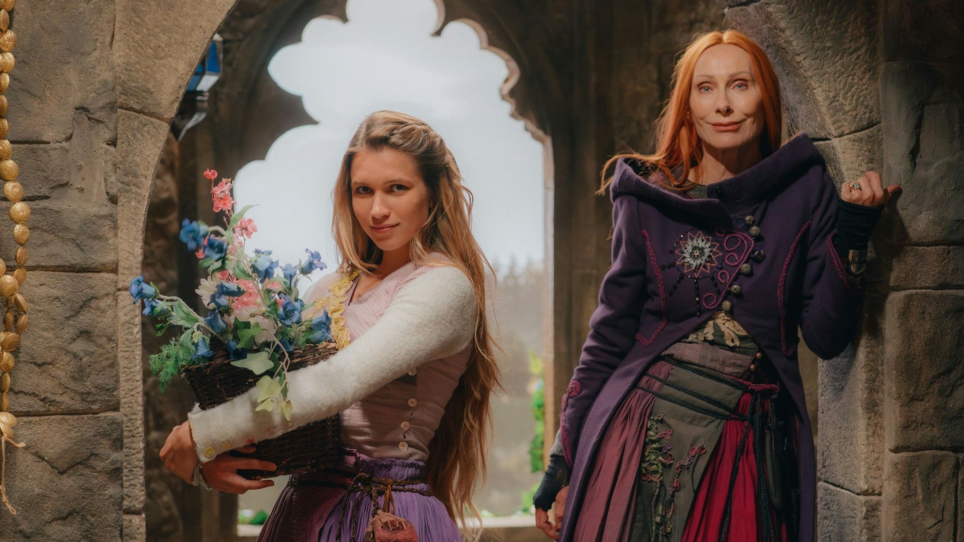 Rapunzel (Anna-Lena Schwing, l.) und die Zauberin Eleonor (Andrea Sawatzki) im Turm.&nbsp;