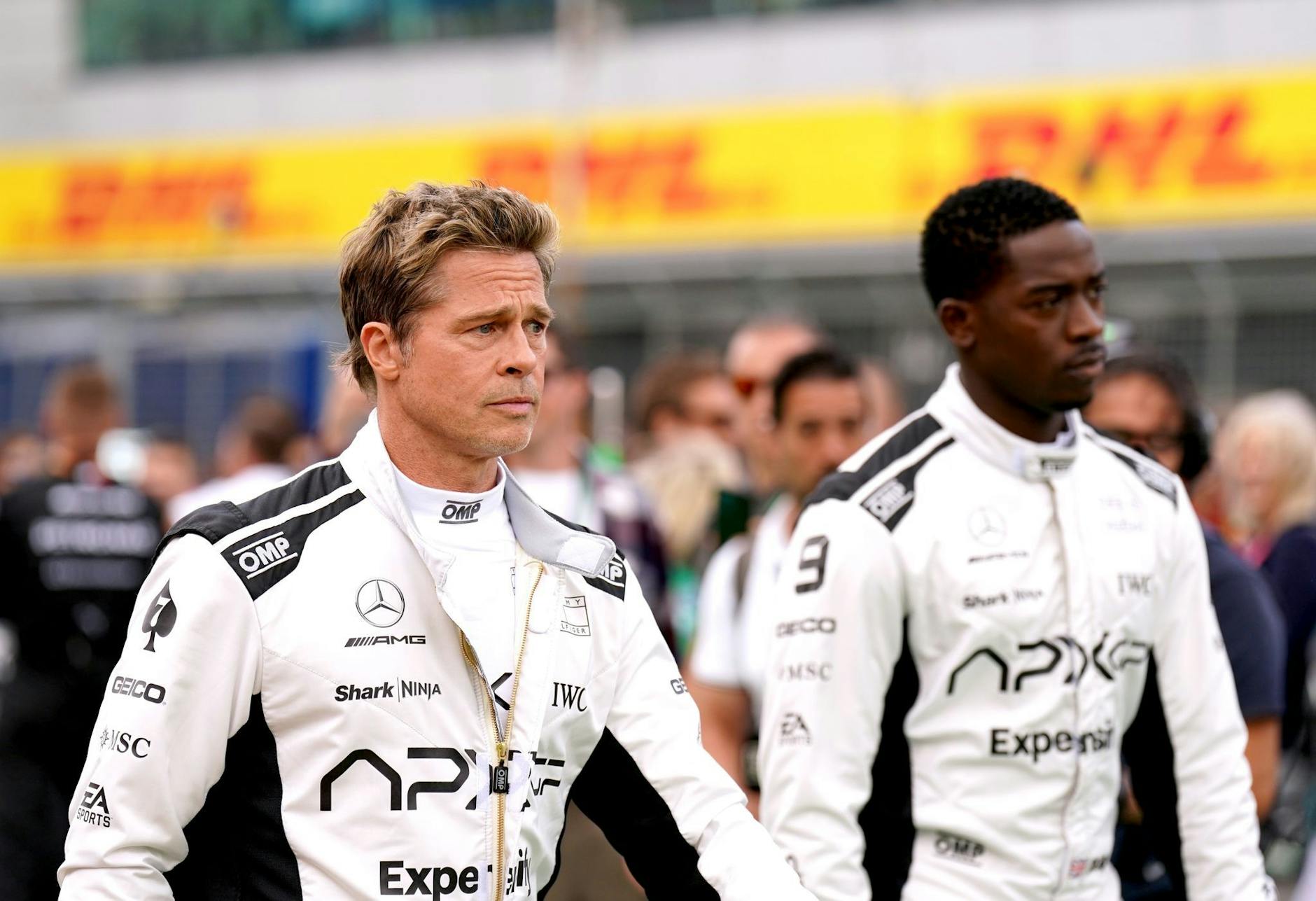 ARCHIV - Brad Pitt (l) spielt in seinem neuen Film einen Rennfahrer-Veteranen, der aus dem Ruhestand zurückkehrt, um gemeinsam mit einem Nachwuchsfahrer (Damson Idris) gegen die Formel-1-Elite anzutreten.