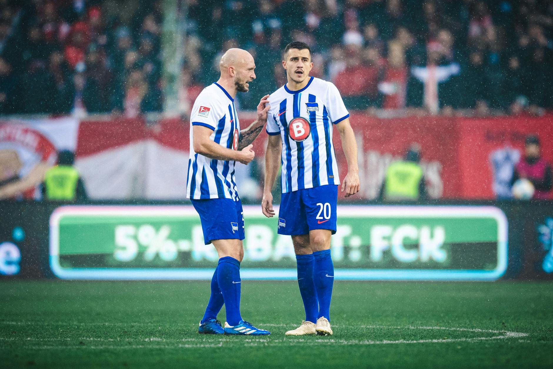 Mit Toni Leistner (33, l.) und Marc Kempf (28) verfügt Hertha BSC über das vielleicht beste Verteidiger-Duo der Zweiten Liga. Richtig rund läuft es aber bei Kempf nicht.