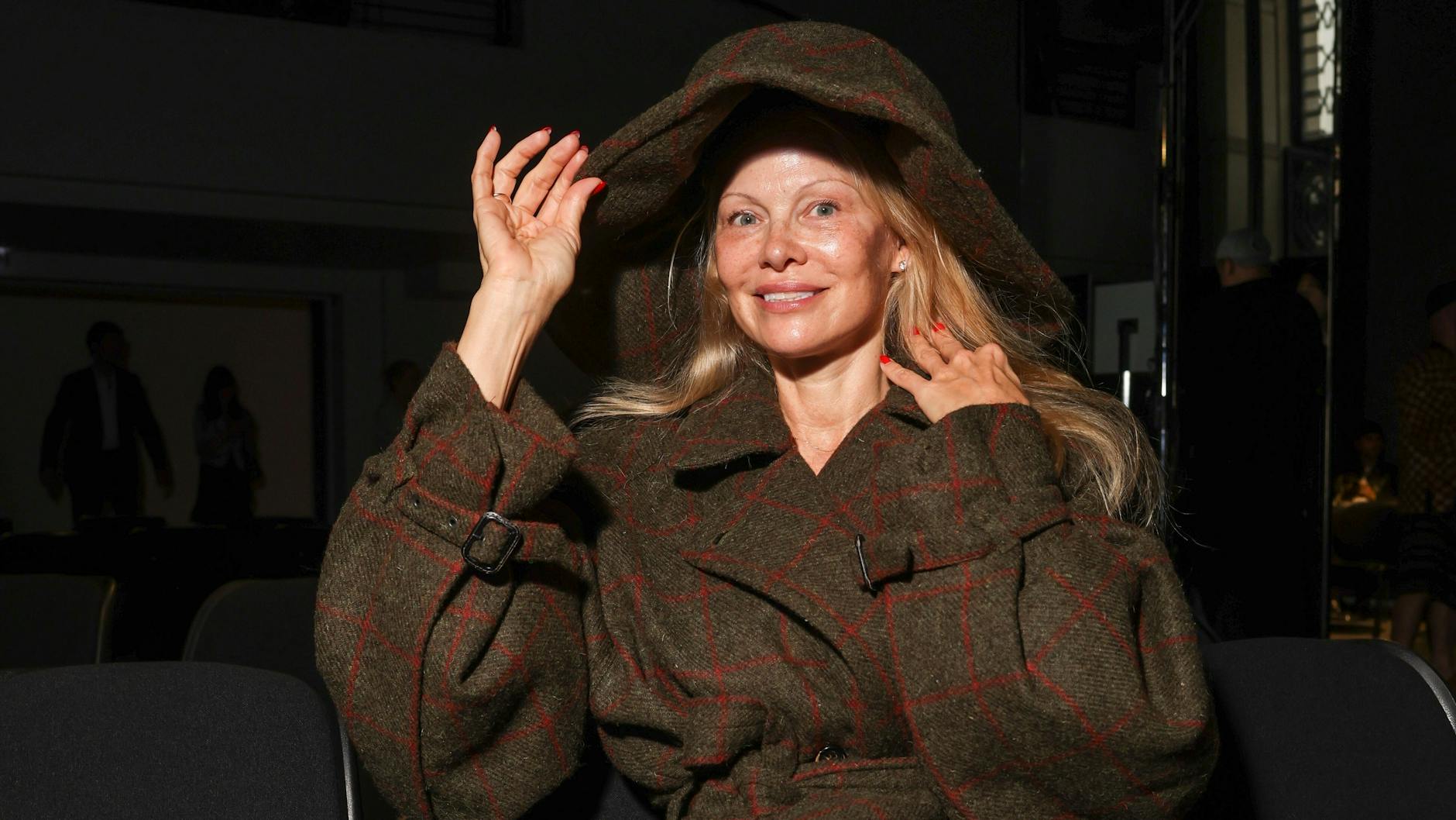 Natur pur: US-Schauspielerin und Model Pamela Anderson bei der Modewoche in Paris.