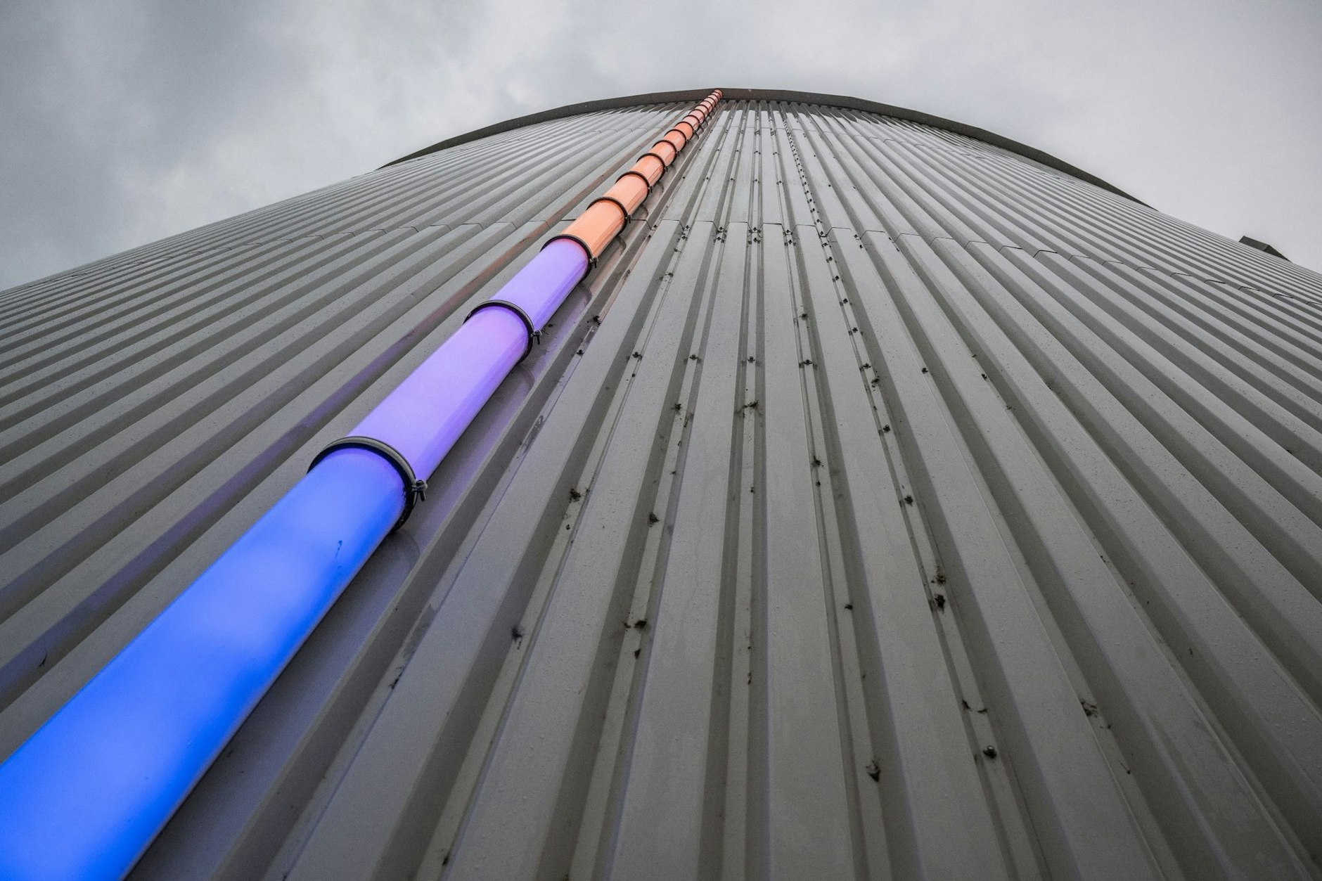 ARCHIV - Wärmespeicher mit Füllstandanzeige auf dem Gelände der Fernheizwerk Neukölln AG: Das Land Berlin übernimmt das Fernwärmenetz der Hauptstadt vom schwedischen Energieversorger Vattenfall.