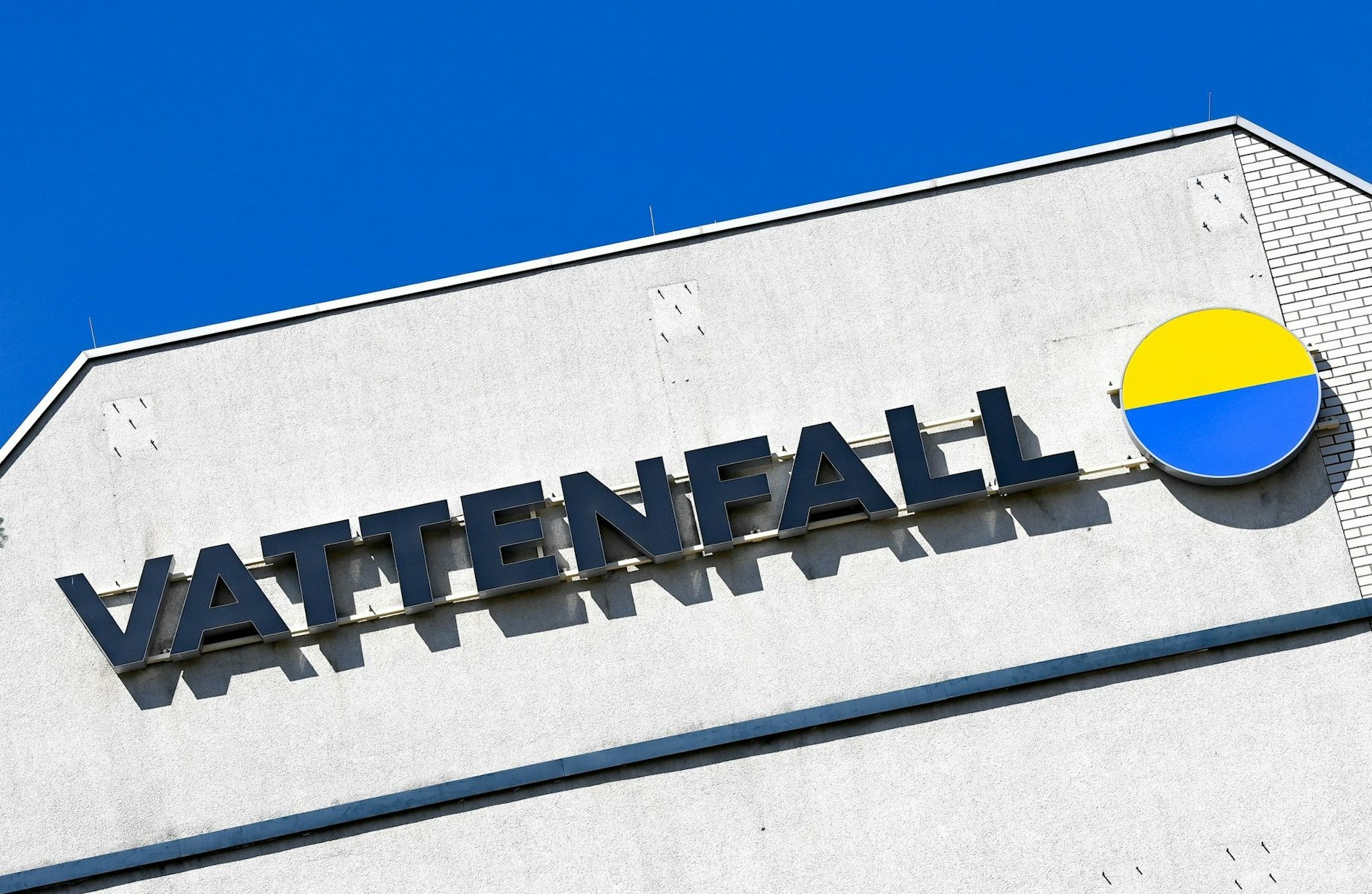 ARCHIV - Das Logo vom Energieunternehmen Vattenfall an einer Häuserwand. /Archivbild
